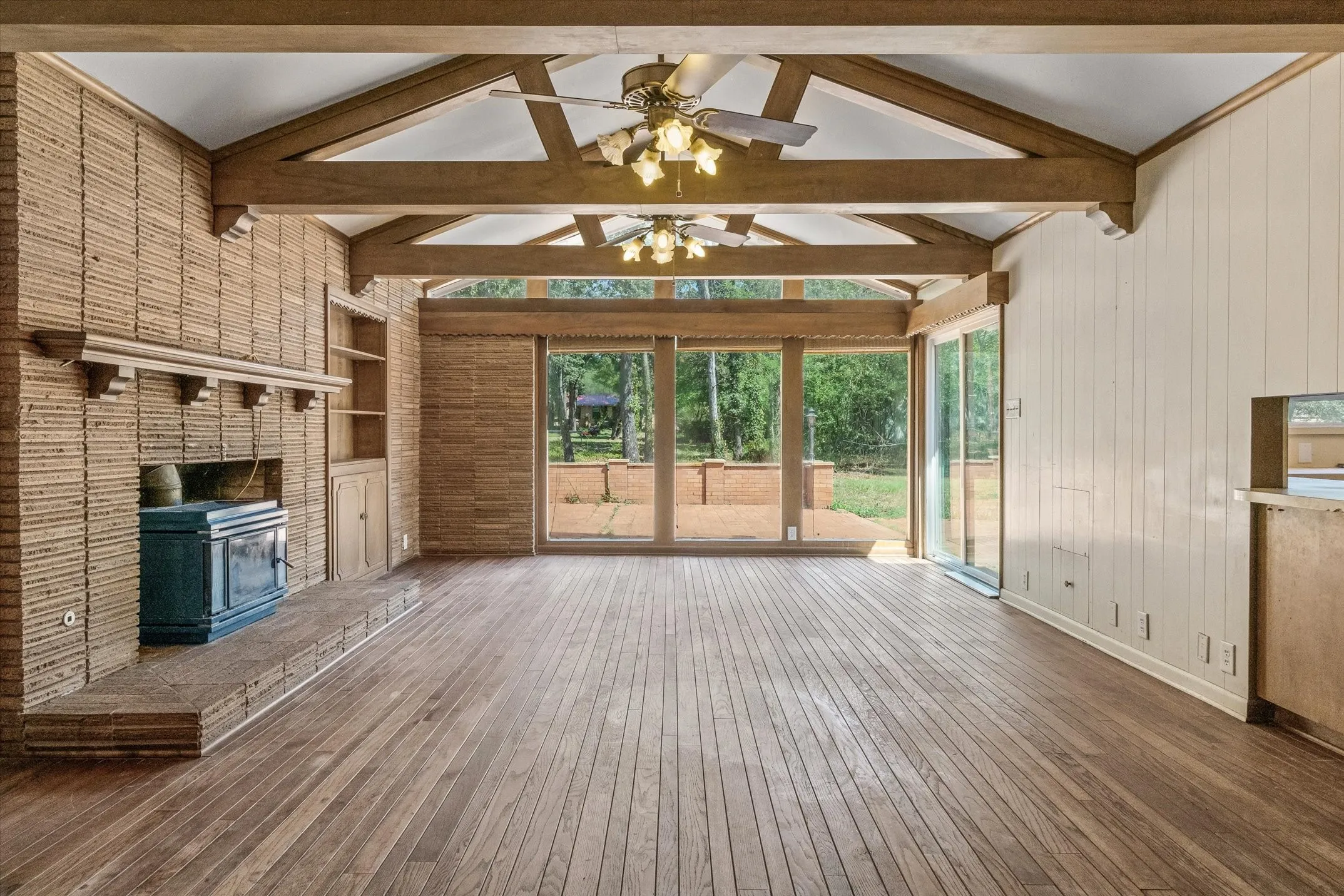 Single Family Residence For Sale in Henderson County , 609 E Dewey Street, Malakoff, Texas 75148, 3 Bedroom, 3 Bathroom, Garage spaces, 2,370 Sqft, built in 1964, mls#21371566, Real Estate Agent in Malakoff, Homes For Sale in Henderson county, Homes For Sale in Malakoff, Realtor in Malakoff Texas, Real Estate Brokerage Independent Realty Texas, Luminita Cordes Realtor