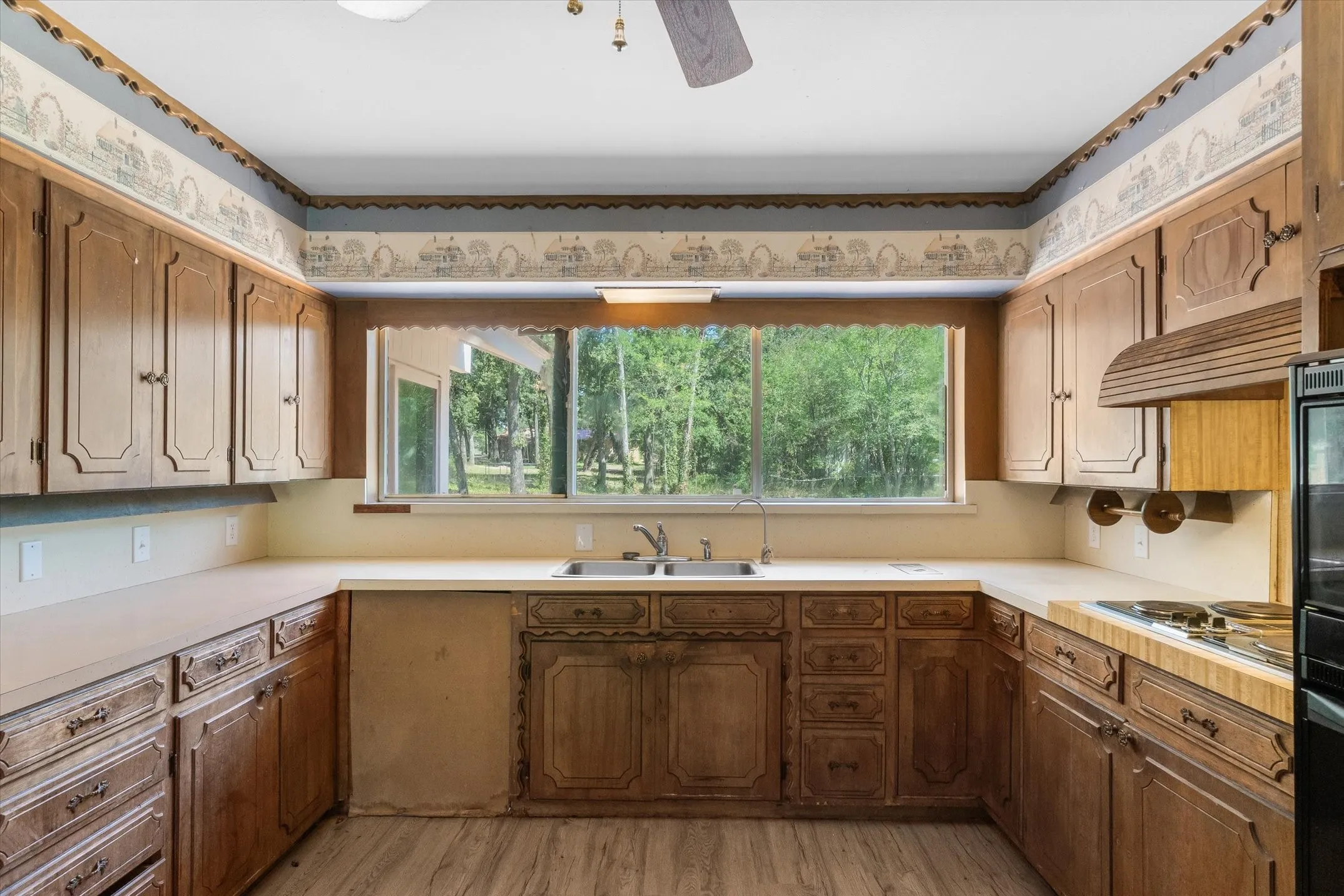 Single Family Residence For Sale in Henderson County , 609 E Dewey Street, Malakoff, Texas 75148, 3 Bedroom, 3 Bathroom, Garage spaces, 2,370 Sqft, built in 1964, mls#21371566, Real Estate Agent in Malakoff, Homes For Sale in Henderson county, Homes For Sale in Malakoff, Realtor in Malakoff Texas, Real Estate Brokerage Independent Realty Texas, Luminita Cordes Realtor