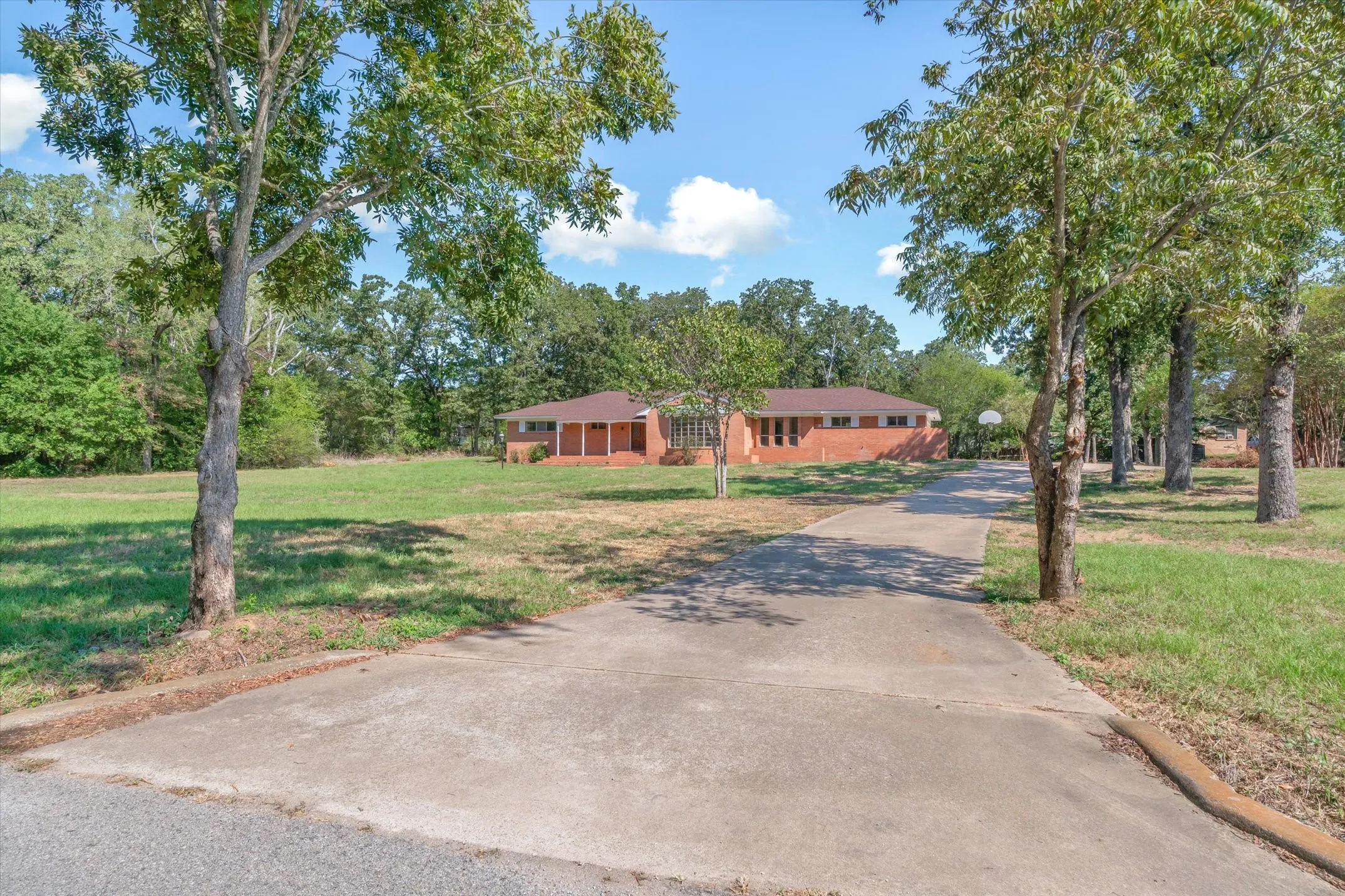 Single Family Residence For Sale in Henderson County , 609 E Dewey Street, Malakoff, Texas 75148, 3 Bedroom, 3 Bathroom, Garage spaces, 2,370 Sqft, built in 1964, mls#21371566, Real Estate Agent in Malakoff, Homes For Sale in Henderson county, Homes For Sale in Malakoff, Realtor in Malakoff Texas, Real Estate Brokerage Independent Realty Texas, Luminita Cordes Realtor