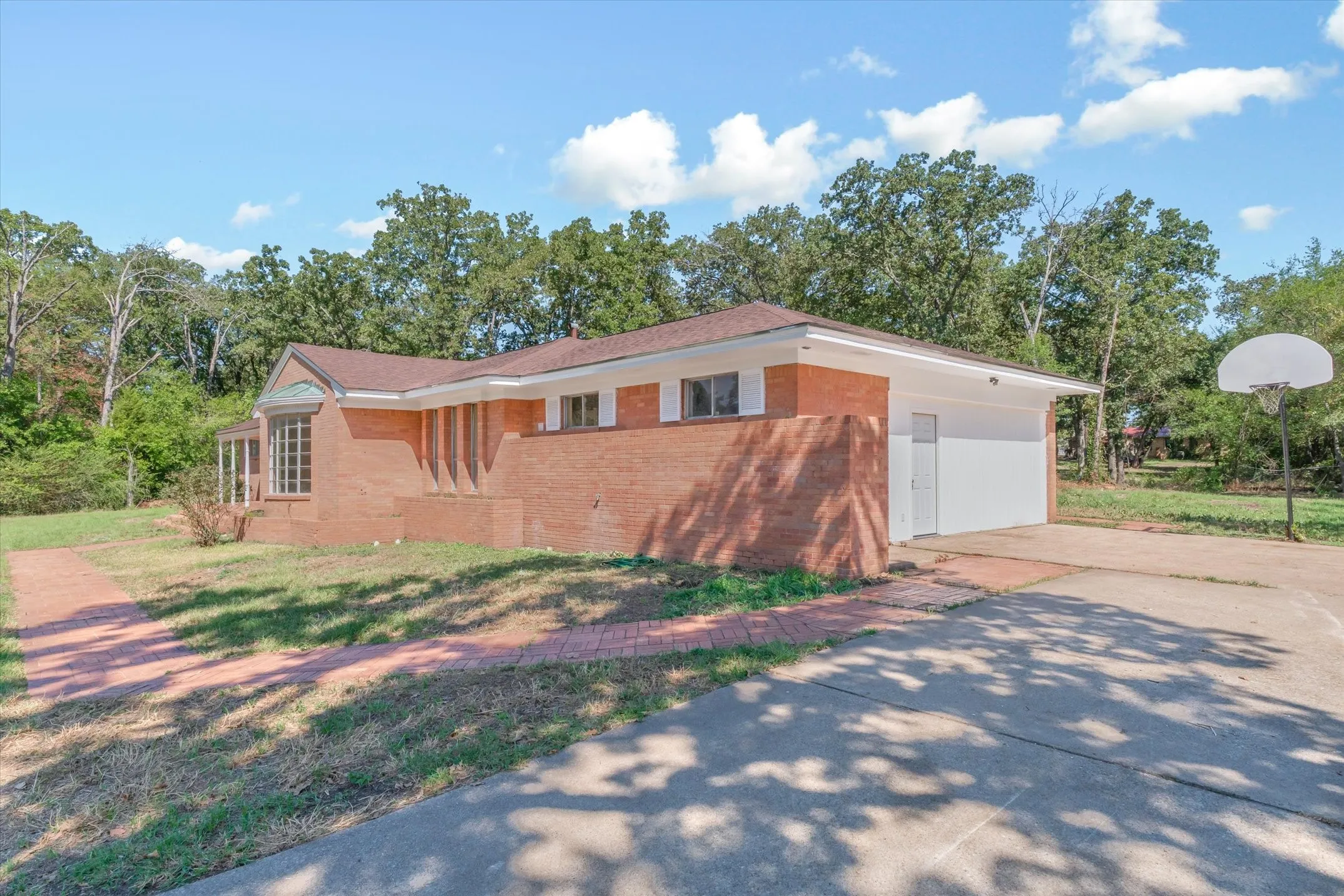 Single Family Residence For Sale in Henderson County , 609 E Dewey Street, Malakoff, Texas 75148, 3 Bedroom, 3 Bathroom, Garage spaces, 2,370 Sqft, built in 1964, mls#21371566, Real Estate Agent in Malakoff, Homes For Sale in Henderson county, Homes For Sale in Malakoff, Realtor in Malakoff Texas, Real Estate Brokerage Independent Realty Texas, Luminita Cordes Realtor