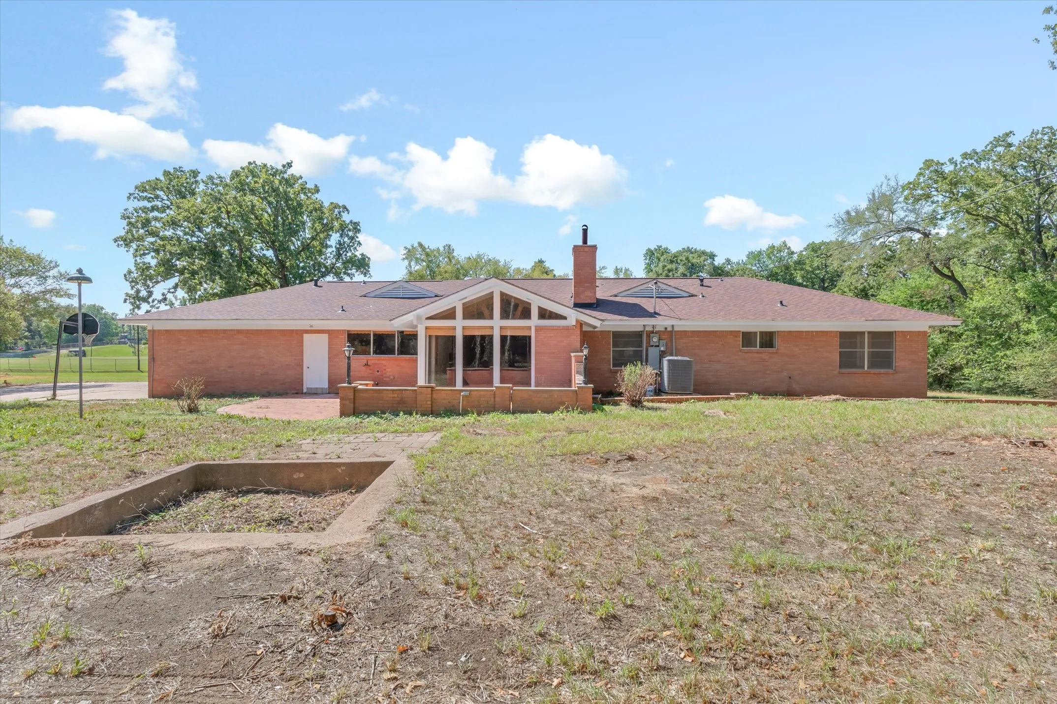 Single Family Residence For Sale in Henderson County , 609 E Dewey Street, Malakoff, Texas 75148, 3 Bedroom, 3 Bathroom, Garage spaces, 2,370 Sqft, built in 1964, mls#21371566, Real Estate Agent in Malakoff, Homes For Sale in Henderson county, Homes For Sale in Malakoff, Realtor in Malakoff Texas, Real Estate Brokerage Independent Realty Texas, Luminita Cordes Realtor