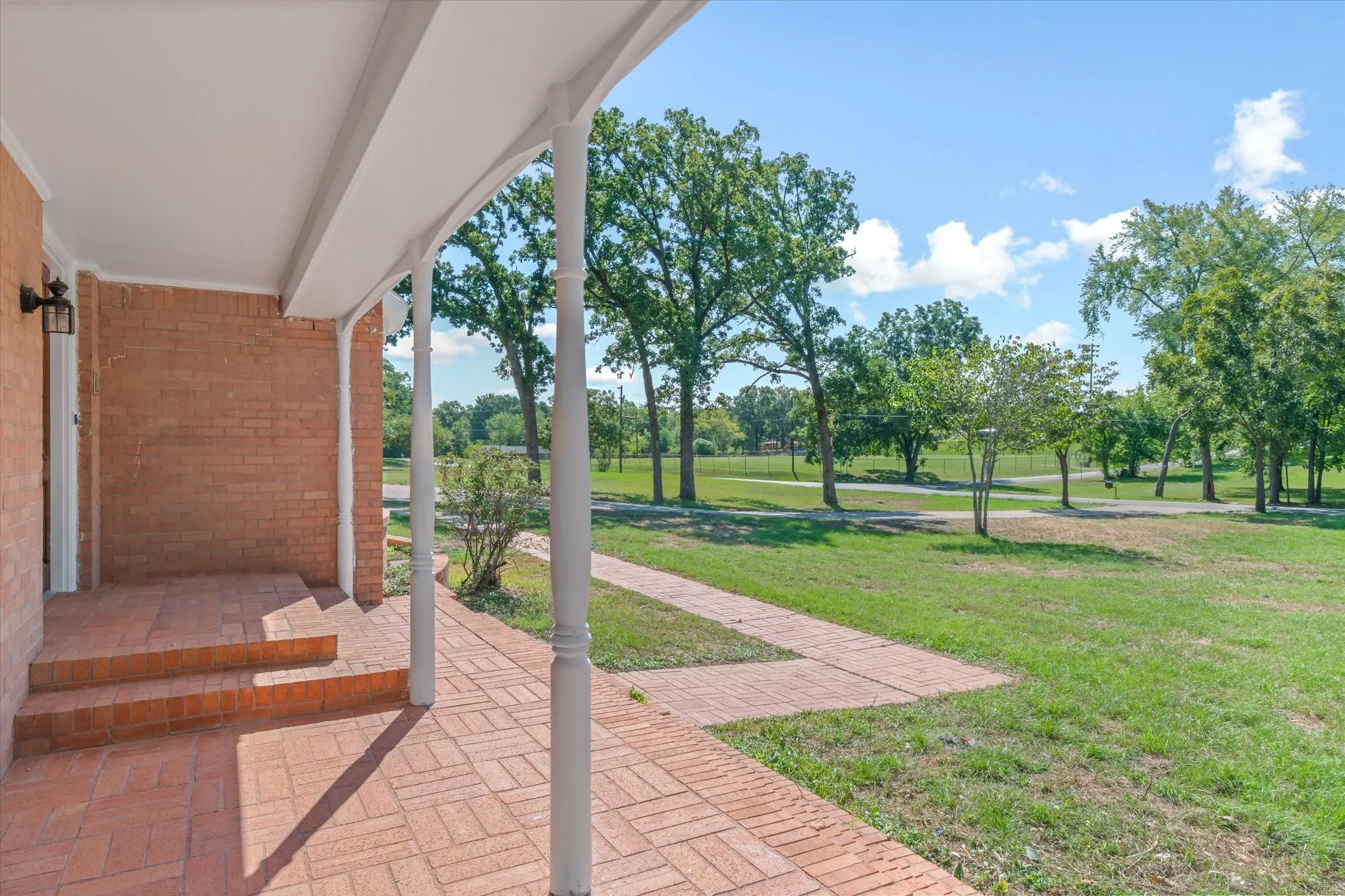 Single Family Residence For Sale in Henderson County , 609 E Dewey Street, Malakoff, Texas 75148, 3 Bedroom, 3 Bathroom, Garage spaces, 2,370 Sqft, built in 1964, mls#21371566, Real Estate Agent in Malakoff, Homes For Sale in Henderson county, Homes For Sale in Malakoff, Realtor in Malakoff Texas, Real Estate Brokerage Independent Realty Texas, Luminita Cordes Realtor