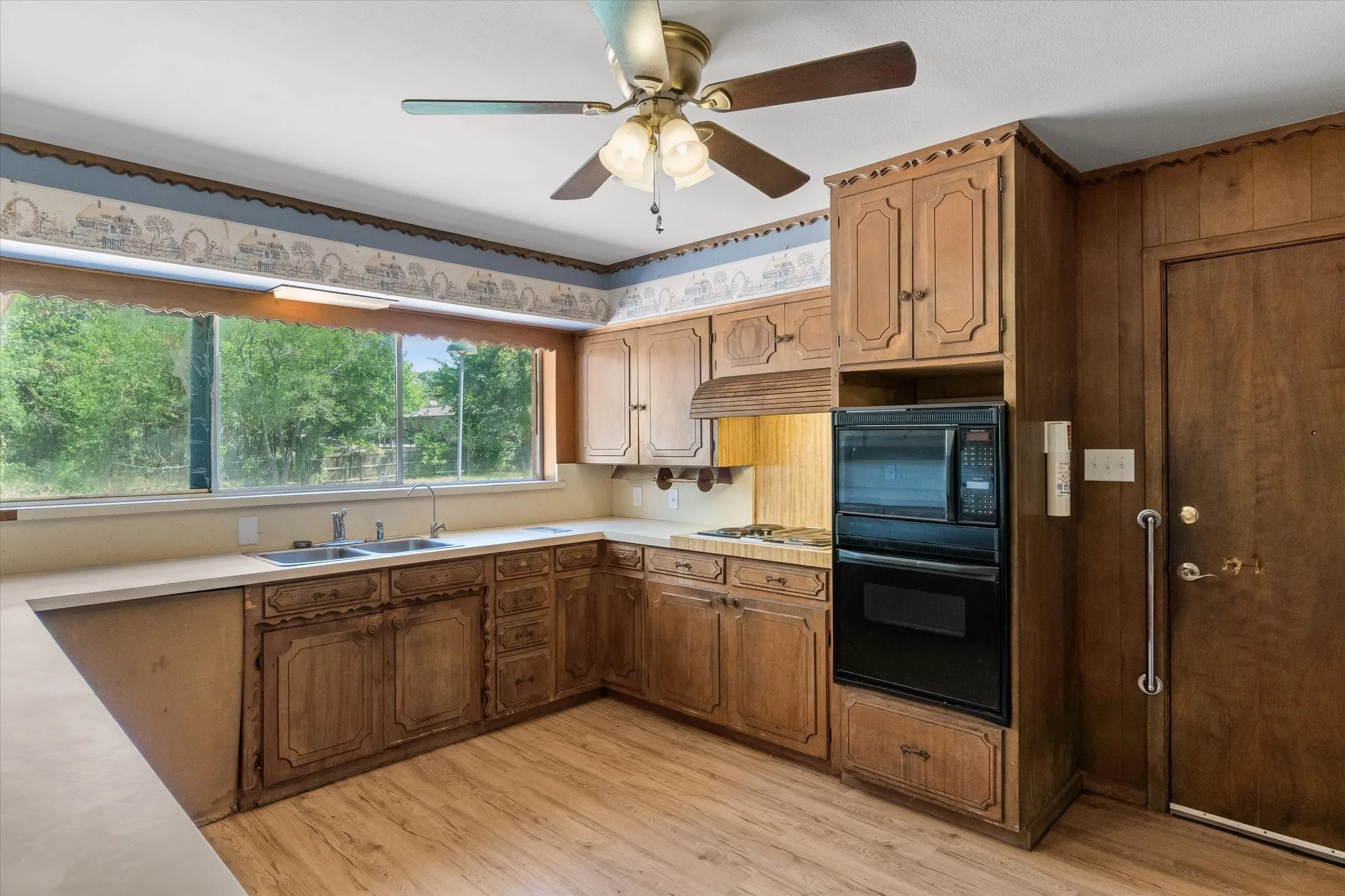 Single Family Residence For Sale in Henderson County , 609 E Dewey Street, Malakoff, Texas 75148, 3 Bedroom, 3 Bathroom, Garage spaces, 2,370 Sqft, built in 1964, mls#21371566, Real Estate Agent in Malakoff, Homes For Sale in Henderson county, Homes For Sale in Malakoff, Realtor in Malakoff Texas, Real Estate Brokerage Independent Realty Texas, Luminita Cordes Realtor