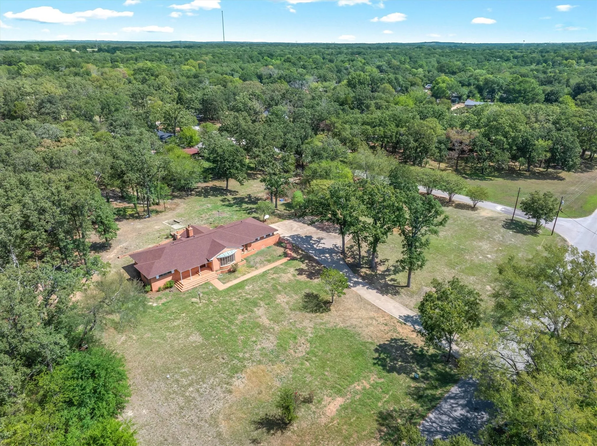 Single Family Residence For Sale in Henderson County , 609 E Dewey Street, Malakoff, Texas 75148, 3 Bedroom, 3 Bathroom, Garage spaces, 2,370 Sqft, built in 1964, mls#21371566, Real Estate Agent in Malakoff, Homes For Sale in Henderson county, Homes For Sale in Malakoff, Realtor in Malakoff Texas, Real Estate Brokerage Independent Realty Texas, Luminita Cordes Realtor