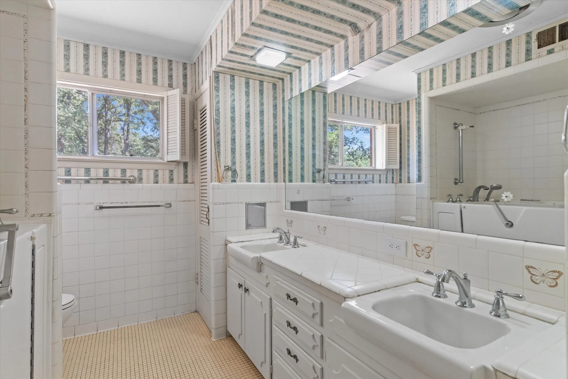 Single Family Residence For Sale in Henderson County , 609 E Dewey Street, Malakoff, Texas 75148, 3 Bedroom, 3 Bathroom, Garage spaces, 2,370 Sqft, built in 1964, mls#21371566, Real Estate Agent in Malakoff, Homes For Sale in Henderson county, Homes For Sale in Malakoff, Realtor in Malakoff Texas, Real Estate Brokerage Independent Realty Texas, Luminita Cordes Realtor