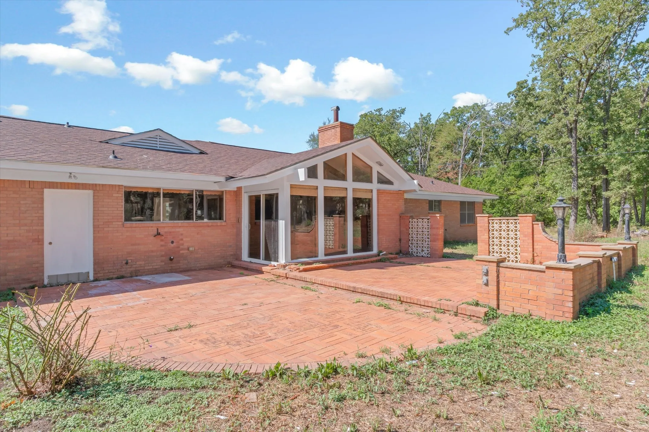 Single Family Residence For Sale in Henderson County , 609 E Dewey Street, Malakoff, Texas 75148, 3 Bedroom, 3 Bathroom, Garage spaces, 2,370 Sqft, built in 1964, mls#21371566, Real Estate Agent in Malakoff, Homes For Sale in Henderson county, Homes For Sale in Malakoff, Realtor in Malakoff Texas, Real Estate Brokerage Independent Realty Texas, Luminita Cordes Realtor