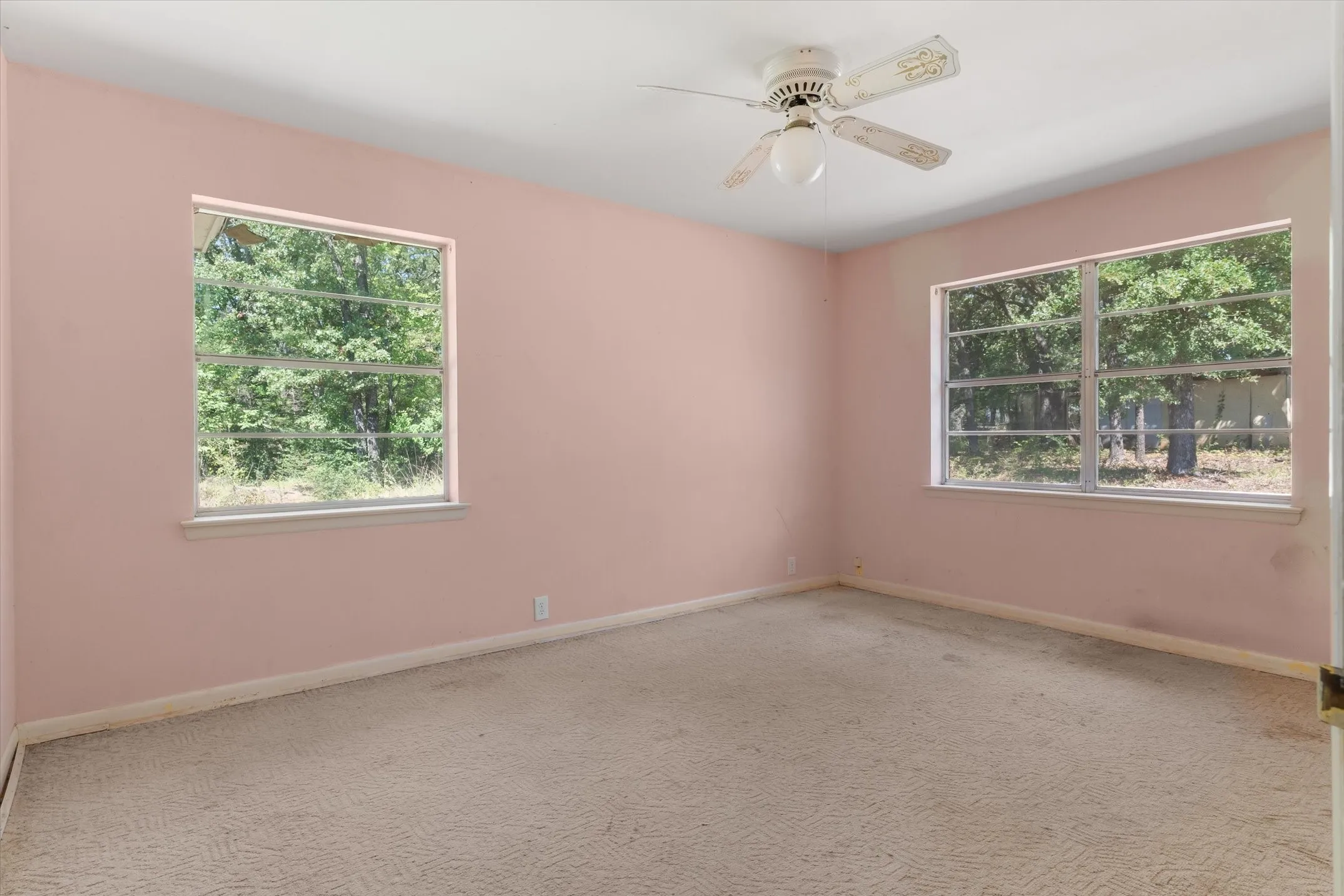 Single Family Residence For Sale in Henderson County , 609 E Dewey Street, Malakoff, Texas 75148, 3 Bedroom, 3 Bathroom, Garage spaces, 2,370 Sqft, built in 1964, mls#21371566, Real Estate Agent in Malakoff, Homes For Sale in Henderson county, Homes For Sale in Malakoff, Realtor in Malakoff Texas, Real Estate Brokerage Independent Realty Texas, Luminita Cordes Realtor