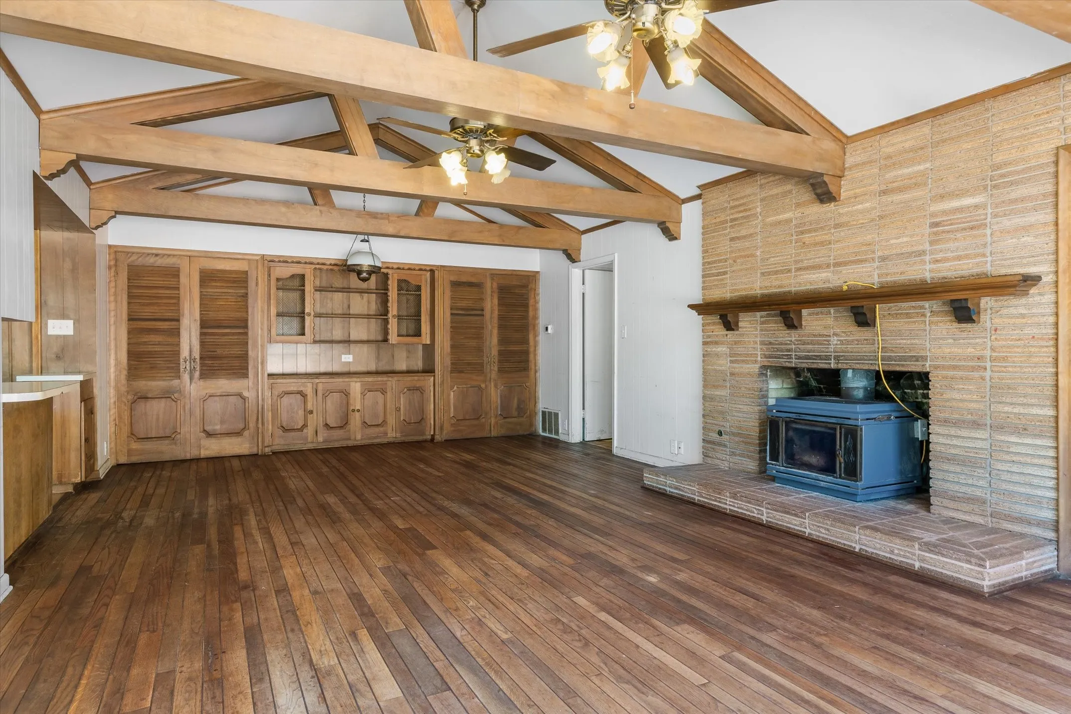 Single Family Residence For Sale in Henderson County , 609 E Dewey Street, Malakoff, Texas 75148, 3 Bedroom, 3 Bathroom, Garage spaces, 2,370 Sqft, built in 1964, mls#21371566, Real Estate Agent in Malakoff, Homes For Sale in Henderson county, Homes For Sale in Malakoff, Realtor in Malakoff Texas, Real Estate Brokerage Independent Realty Texas, Luminita Cordes Realtor