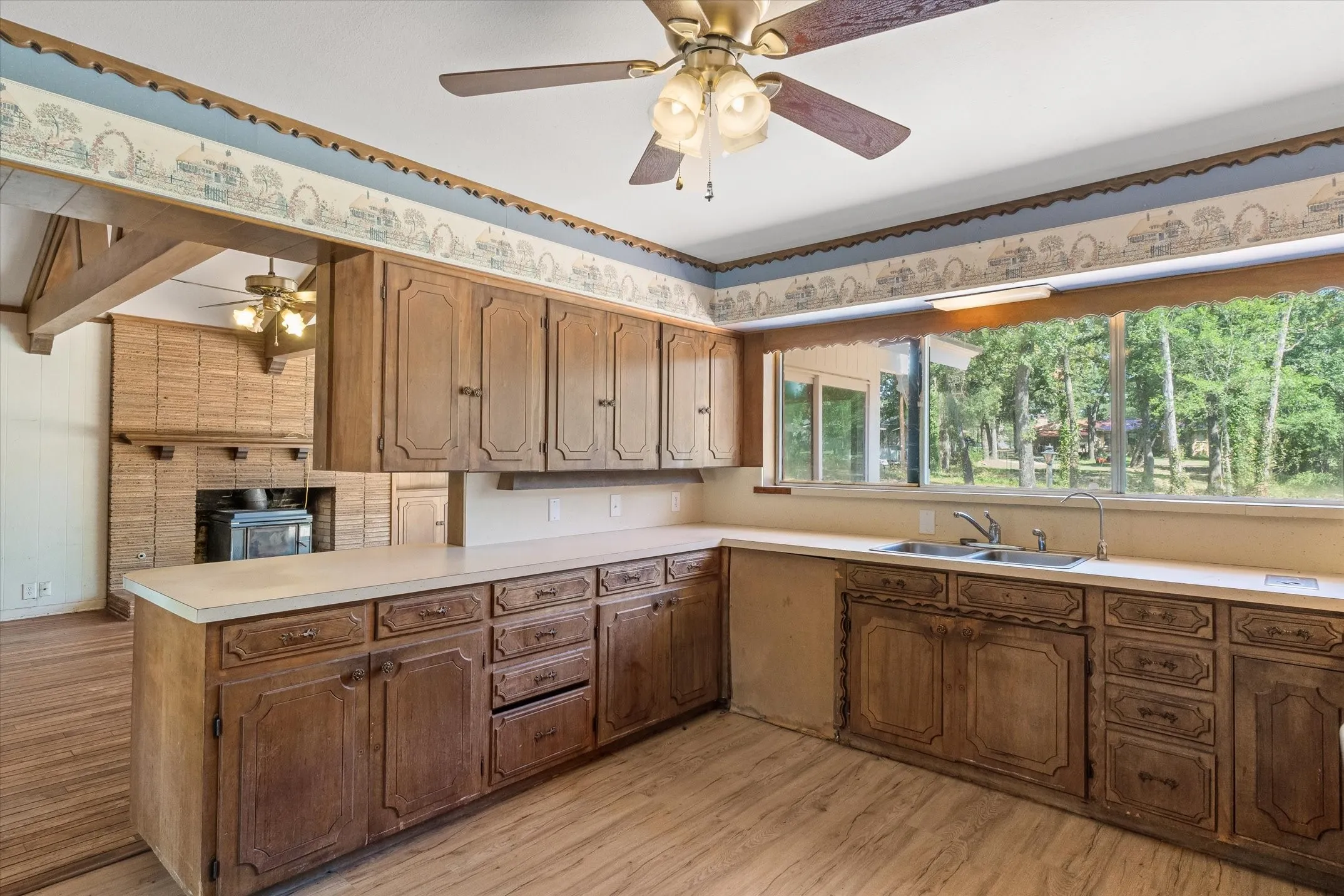 Single Family Residence For Sale in Henderson County , 609 E Dewey Street, Malakoff, Texas 75148, 3 Bedroom, 3 Bathroom, Garage spaces, 2,370 Sqft, built in 1964, mls#21371566, Real Estate Agent in Malakoff, Homes For Sale in Henderson county, Homes For Sale in Malakoff, Realtor in Malakoff Texas, Real Estate Brokerage Independent Realty Texas, Luminita Cordes Realtor