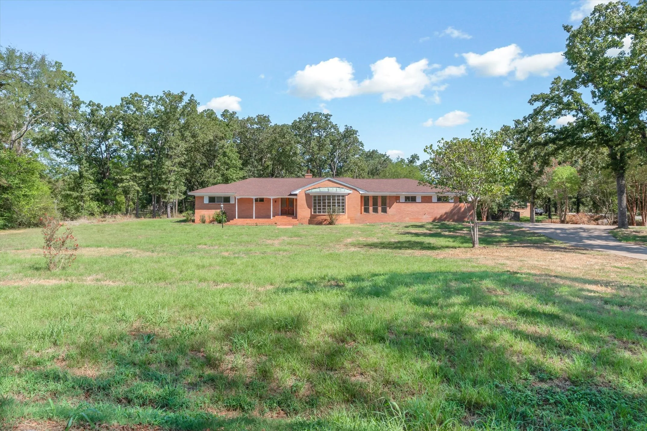 Single Family Residence For Sale in Henderson County , 609 E Dewey Street, Malakoff, Texas 75148, 3 Bedroom, 3 Bathroom, Garage spaces, 2,370 Sqft, built in 1964, mls#21371566, Real Estate Agent in Malakoff, Homes For Sale in Henderson county, Homes For Sale in Malakoff, Realtor in Malakoff Texas, Real Estate Brokerage Independent Realty Texas, Luminita Cordes Realtor