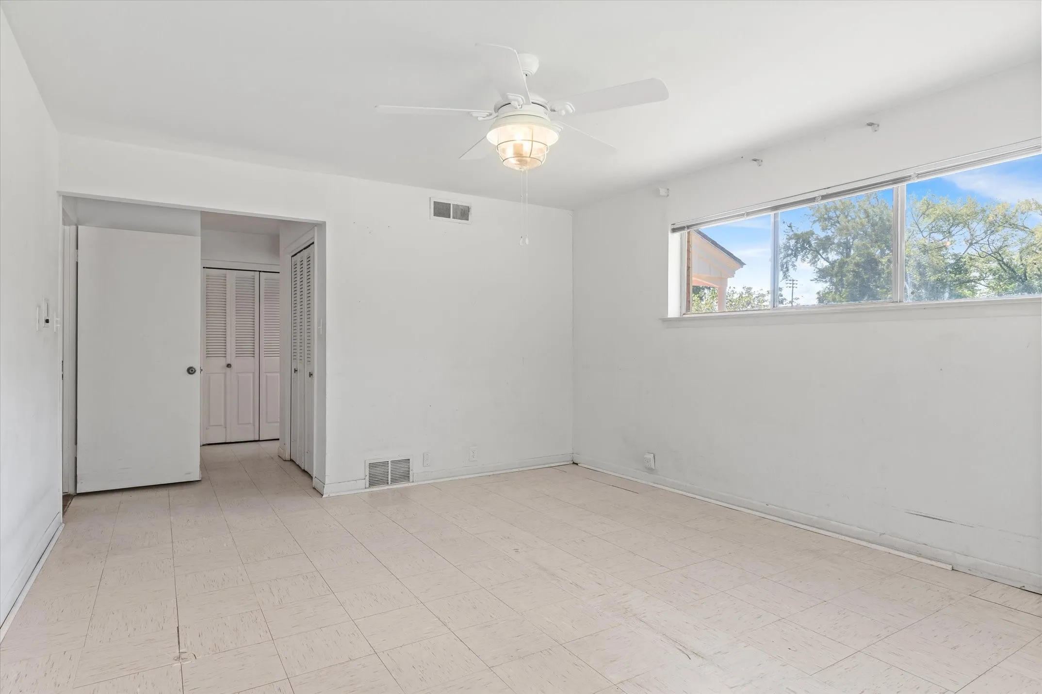 Single Family Residence For Sale in Henderson County , 609 E Dewey Street, Malakoff, Texas 75148, 3 Bedroom, 3 Bathroom, Garage spaces, 2,370 Sqft, built in 1964, mls#21371566, Real Estate Agent in Malakoff, Homes For Sale in Henderson county, Homes For Sale in Malakoff, Realtor in Malakoff Texas, Real Estate Brokerage Independent Realty Texas, Luminita Cordes Realtor