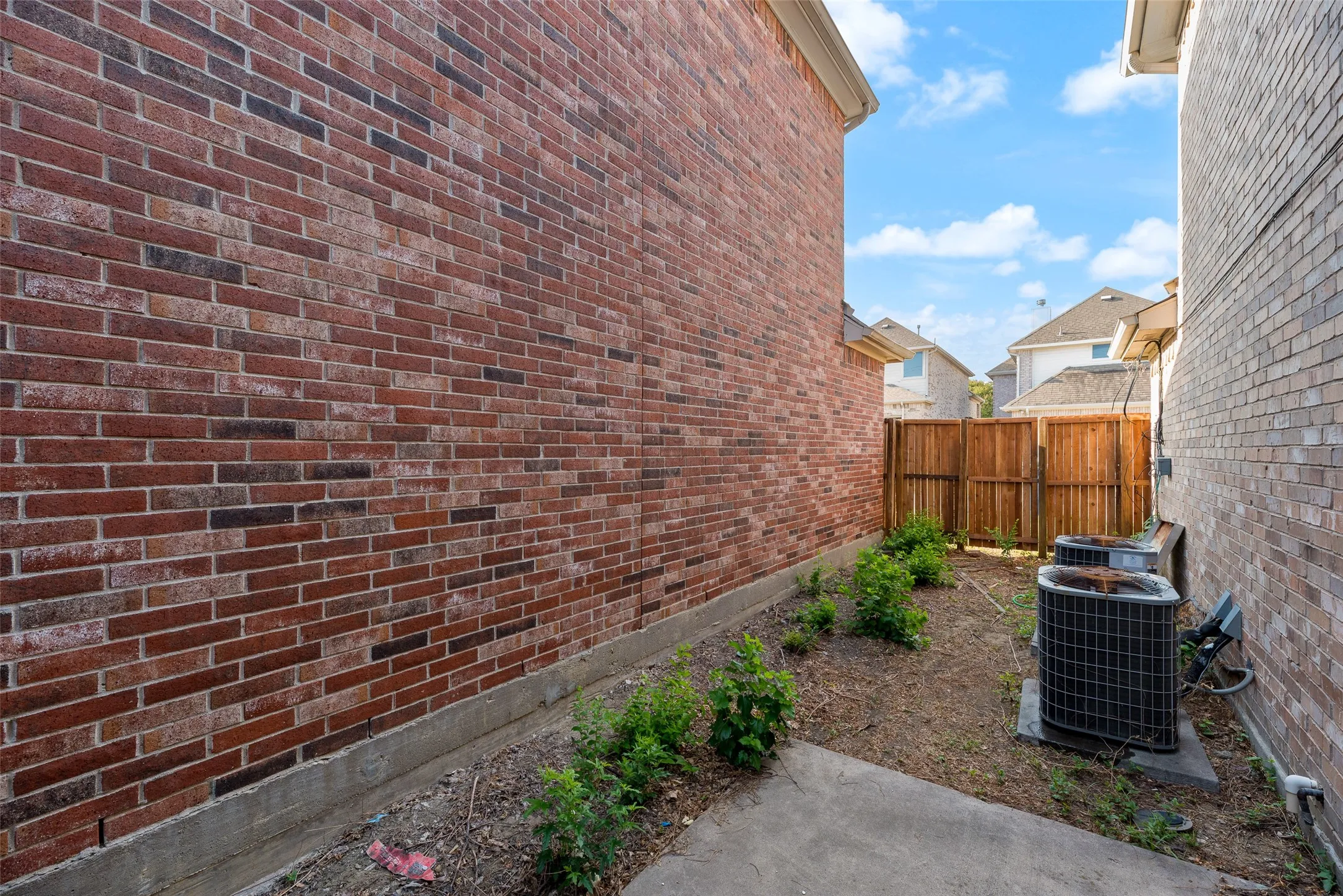 Single Family Residence For Rent in Dallas County , 1020 Alyssa Lane, Carrollton, Texas 75006, 3 Bedroom, 3 Bathroom, 2 Garage spaces, 1,818 Sqft, built in 2005, mls#21380280, Real Estate Agent in Carrollton, Homes For Rent in Dallas county, Homes For Rent in Carrollton, Realtor in Carrollton Texas, Real Estate Brokerage Independent Realty Texas, Luminita Cordes Realtor