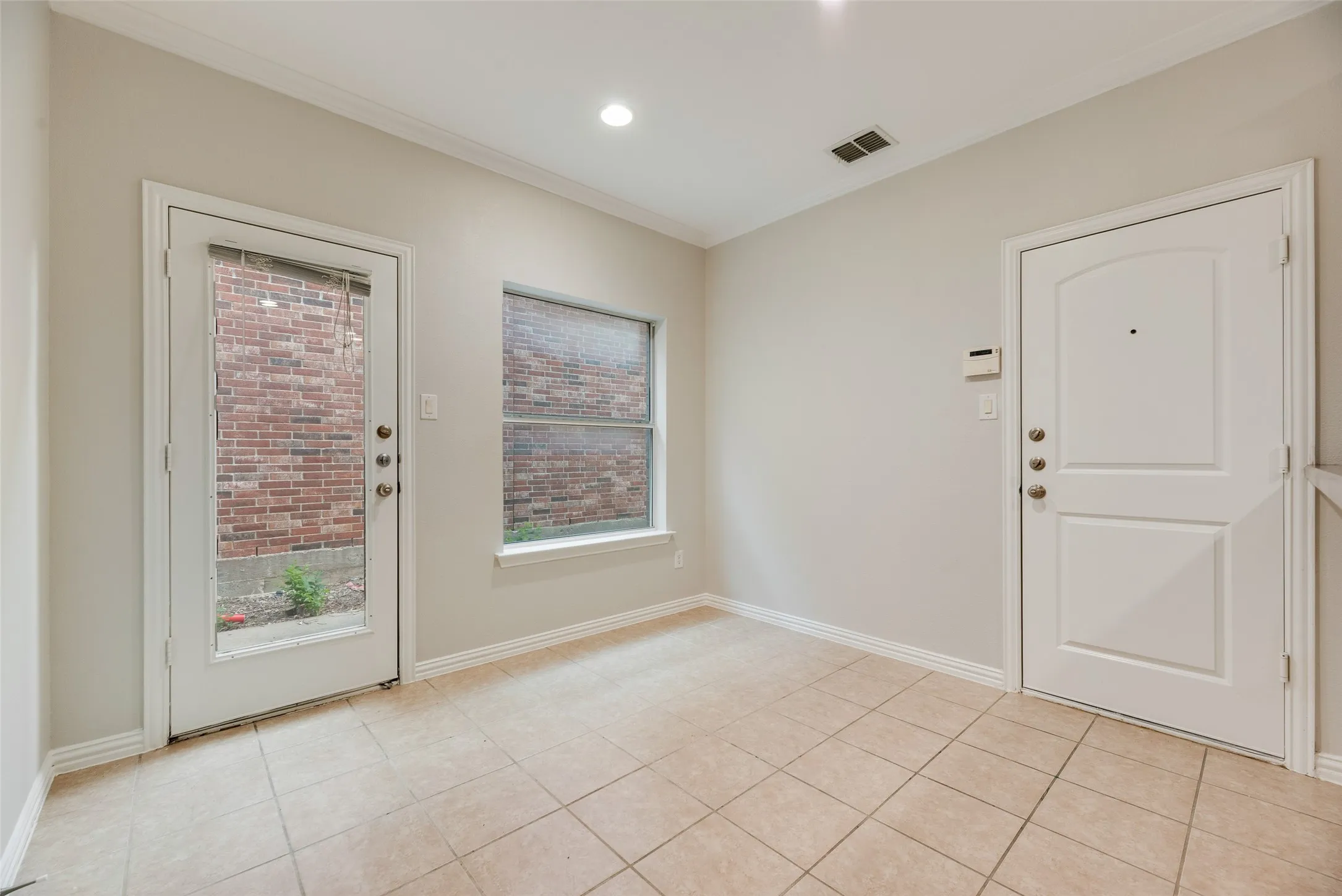 Single Family Residence For Rent in Dallas County , 1020 Alyssa Lane, Carrollton, Texas 75006, 3 Bedroom, 3 Bathroom, 2 Garage spaces, 1,818 Sqft, built in 2005, mls#21380280, Real Estate Agent in Carrollton, Homes For Rent in Dallas county, Homes For Rent in Carrollton, Realtor in Carrollton Texas, Real Estate Brokerage Independent Realty Texas, Luminita Cordes Realtor
