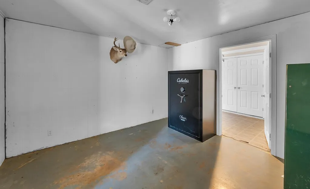 Farm For Sale in Mc Lennan County , 1455 Jackson Lane, China Spring, Texas 76633, 4 Bedroom, 3 Bathroom, Garage spaces, 3,720 Sqft, built in 1969, mls#21378638, Real Estate Agent in China Spring, Homes For Sale in Mc Lennan county, Homes For Sale in China Spring, Realtor in China Spring Texas, Real Estate Brokerage Independent Realty Texas, Luminita Cordes Realtor