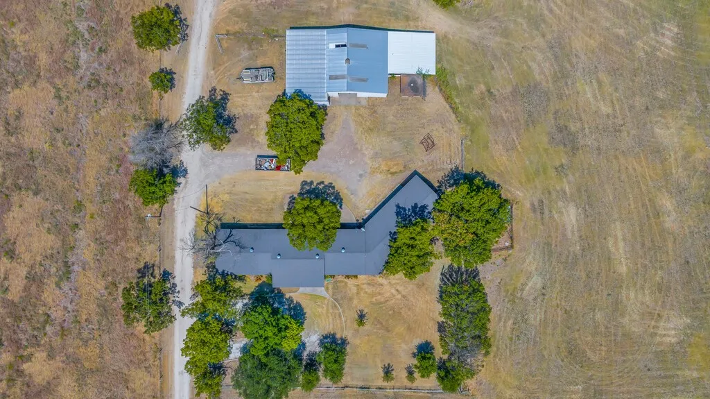 Farm For Sale in Mc Lennan County , 1455 Jackson Lane, China Spring, Texas 76633, 4 Bedroom, 3 Bathroom, Garage spaces, 3,720 Sqft, built in 1969, mls#21378638, Real Estate Agent in China Spring, Homes For Sale in Mc Lennan county, Homes For Sale in China Spring, Realtor in China Spring Texas, Real Estate Brokerage Independent Realty Texas, Luminita Cordes Realtor