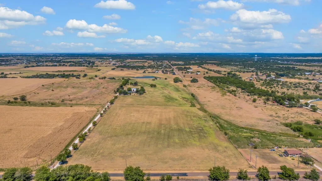 Farm For Sale in Mc Lennan County , 1455 Jackson Lane, China Spring, Texas 76633, 4 Bedroom, 3 Bathroom, Garage spaces, 3,720 Sqft, built in 1969, mls#21378638, Real Estate Agent in China Spring, Homes For Sale in Mc Lennan county, Homes For Sale in China Spring, Realtor in China Spring Texas, Real Estate Brokerage Independent Realty Texas, Luminita Cordes Realtor