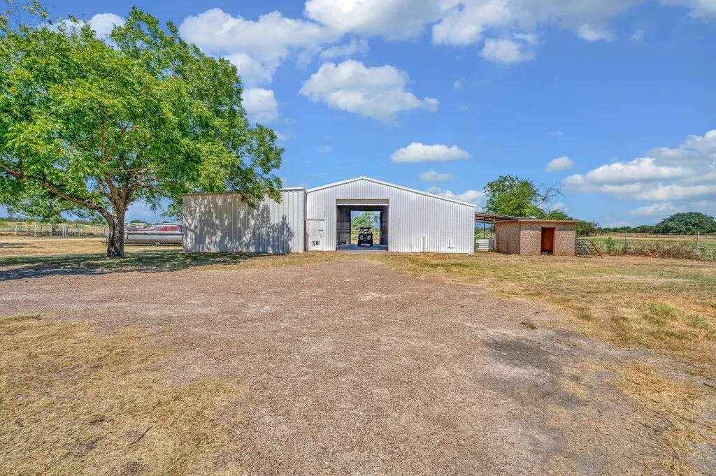 Farm For Sale in Mc Lennan County , 1455 Jackson Lane, China Spring, Texas 76633, 4 Bedroom, 3 Bathroom, Garage spaces, 3,720 Sqft, built in 1969, mls#21378638, Real Estate Agent in China Spring, Homes For Sale in Mc Lennan county, Homes For Sale in China Spring, Realtor in China Spring Texas, Real Estate Brokerage Independent Realty Texas, Luminita Cordes Realtor