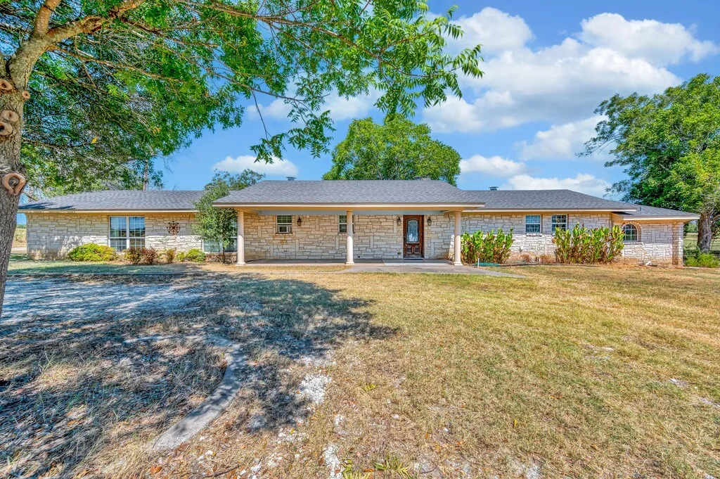 Farm For Sale in Mc Lennan County , 1455 Jackson Lane, China Spring, Texas 76633, 4 Bedroom, 3 Bathroom, Garage spaces, 3,720 Sqft, built in 1969, mls#21378638, Real Estate Agent in China Spring, Homes For Sale in Mc Lennan county, Homes For Sale in China Spring, Realtor in China Spring Texas, Real Estate Brokerage Independent Realty Texas, Luminita Cordes Realtor