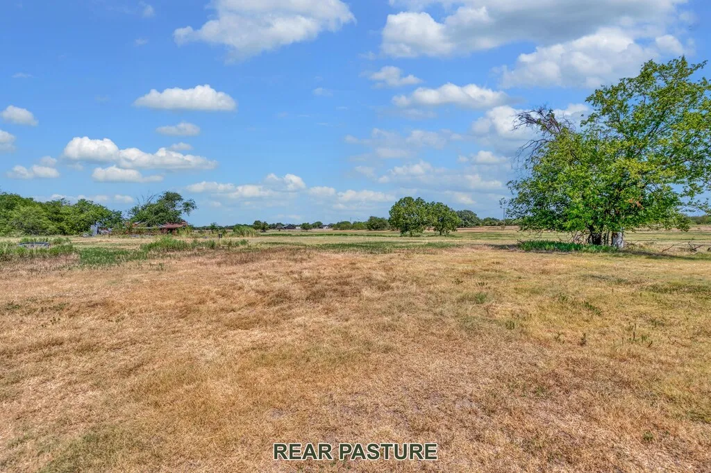 Farm For Sale in Mc Lennan County , 1455 Jackson Lane, China Spring, Texas 76633, 4 Bedroom, 3 Bathroom, Garage spaces, 3,720 Sqft, built in 1969, mls#21378638, Real Estate Agent in China Spring, Homes For Sale in Mc Lennan county, Homes For Sale in China Spring, Realtor in China Spring Texas, Real Estate Brokerage Independent Realty Texas, Luminita Cordes Realtor