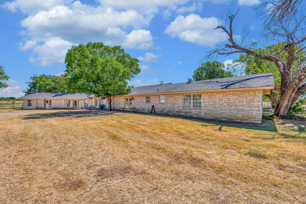 Farm For Sale in Mc Lennan County , 1455 Jackson Lane, China Spring, Texas 76633, 4 Bedroom, 3 Bathroom, Garage spaces, 3,720 Sqft, built in 1969, mls#21378638, Real Estate Agent in China Spring, Homes For Sale in Mc Lennan county, Homes For Sale in China Spring, Realtor in China Spring Texas, Real Estate Brokerage Independent Realty Texas, Luminita Cordes Realtor