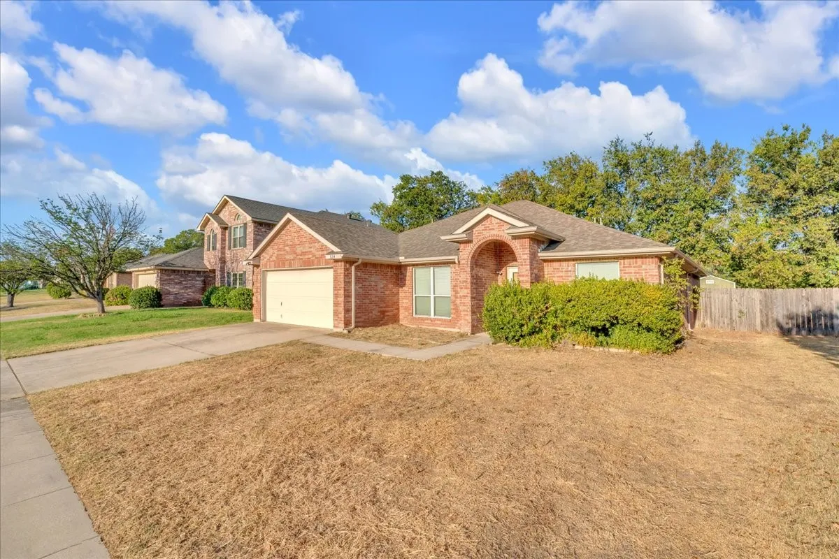 Single Family Residence For Sale in Tarrant County , 324 Marsha Street, Saginaw, Texas 76179, 4 Bedroom, 2 Bathroom, 2 Garage spaces, 1,931 Sqft, built in 2002, mls#21380215, Real Estate Agent in Saginaw, Homes For Sale in Tarrant county, Homes For Sale in Saginaw, Realtor in Saginaw Texas, Real Estate Brokerage Independent Realty Texas, Luminita Cordes Realtor
