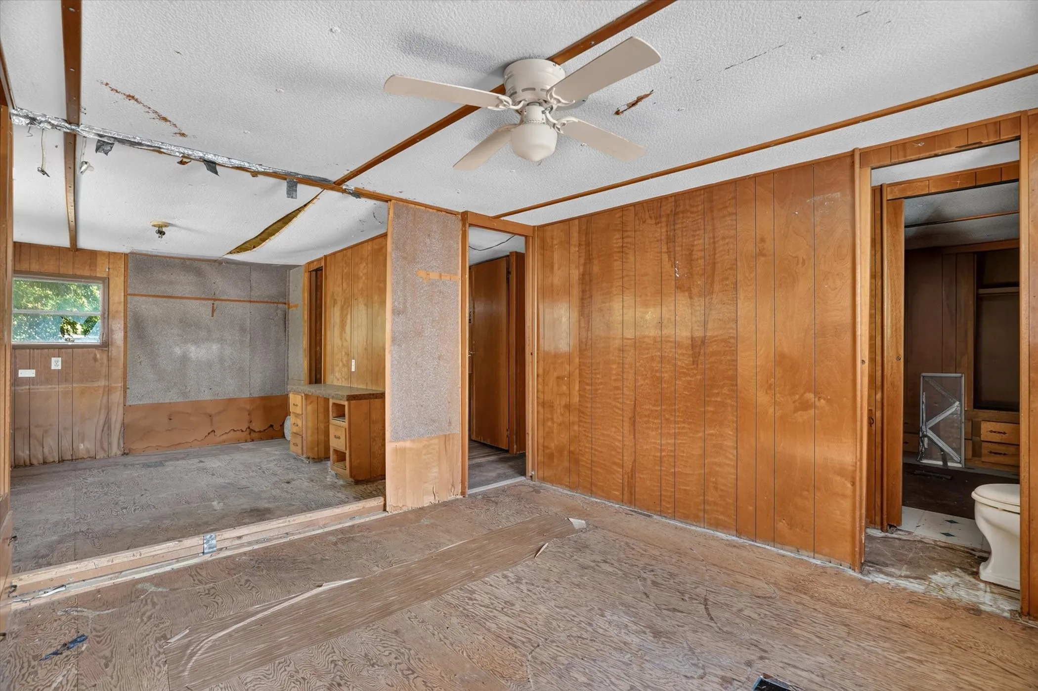 Mobile Home For Sale in Hill County , 161 Arlington Street, Whitney, Texas 76692, 3 Bedroom, 1 Bathroom, Garage spaces, 1,320 Sqft, built in 1968, mls#21380034, Real Estate Agent in Whitney, Homes For Sale in Hill county, Homes For Sale in Whitney, Realtor in Whitney Texas, Real Estate Brokerage Independent Realty Texas, Luminita Cordes Realtor