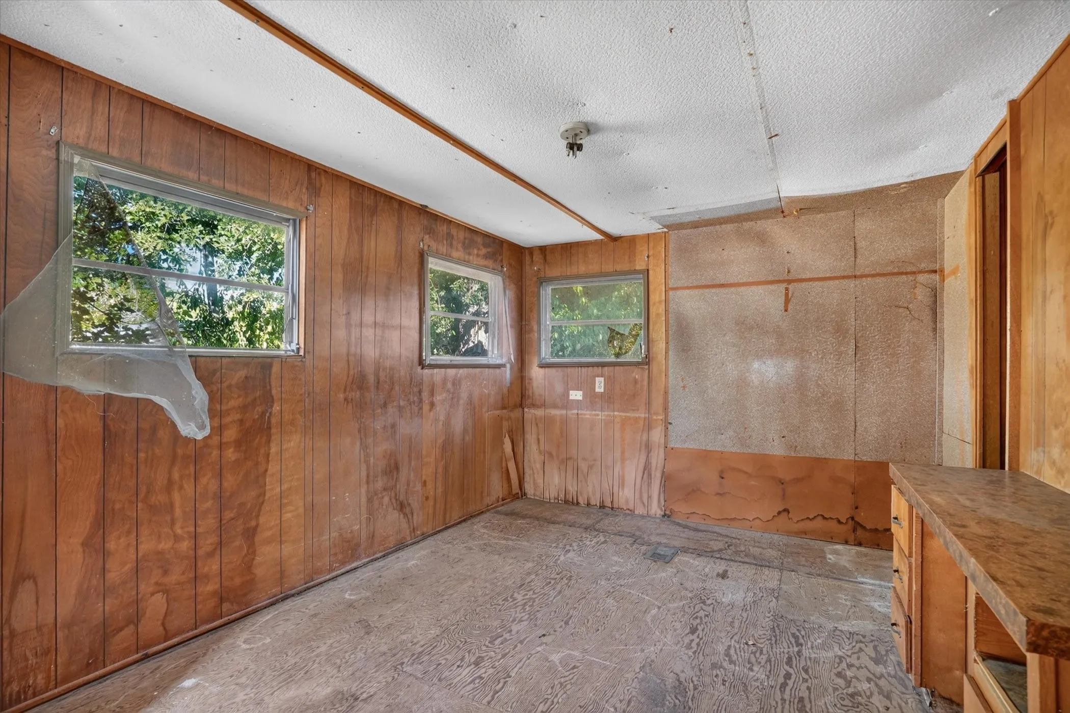 Mobile Home For Sale in Hill County , 161 Arlington Street, Whitney, Texas 76692, 3 Bedroom, 1 Bathroom, Garage spaces, 1,320 Sqft, built in 1968, mls#21380034, Real Estate Agent in Whitney, Homes For Sale in Hill county, Homes For Sale in Whitney, Realtor in Whitney Texas, Real Estate Brokerage Independent Realty Texas, Luminita Cordes Realtor