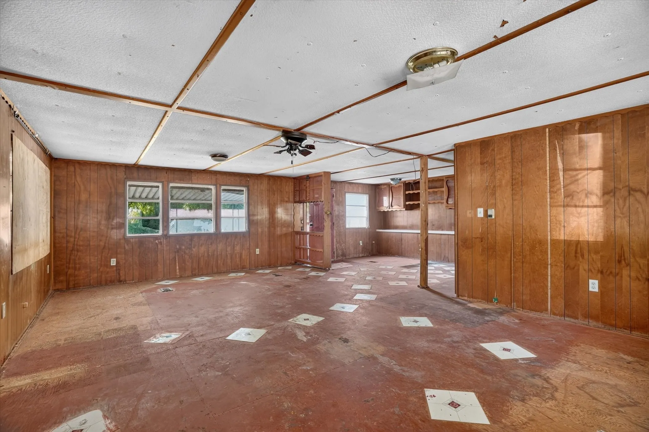 Mobile Home For Sale in Hill County , 161 Arlington Street, Whitney, Texas 76692, 3 Bedroom, 1 Bathroom, Garage spaces, 1,320 Sqft, built in 1968, mls#21380034, Real Estate Agent in Whitney, Homes For Sale in Hill county, Homes For Sale in Whitney, Realtor in Whitney Texas, Real Estate Brokerage Independent Realty Texas, Luminita Cordes Realtor