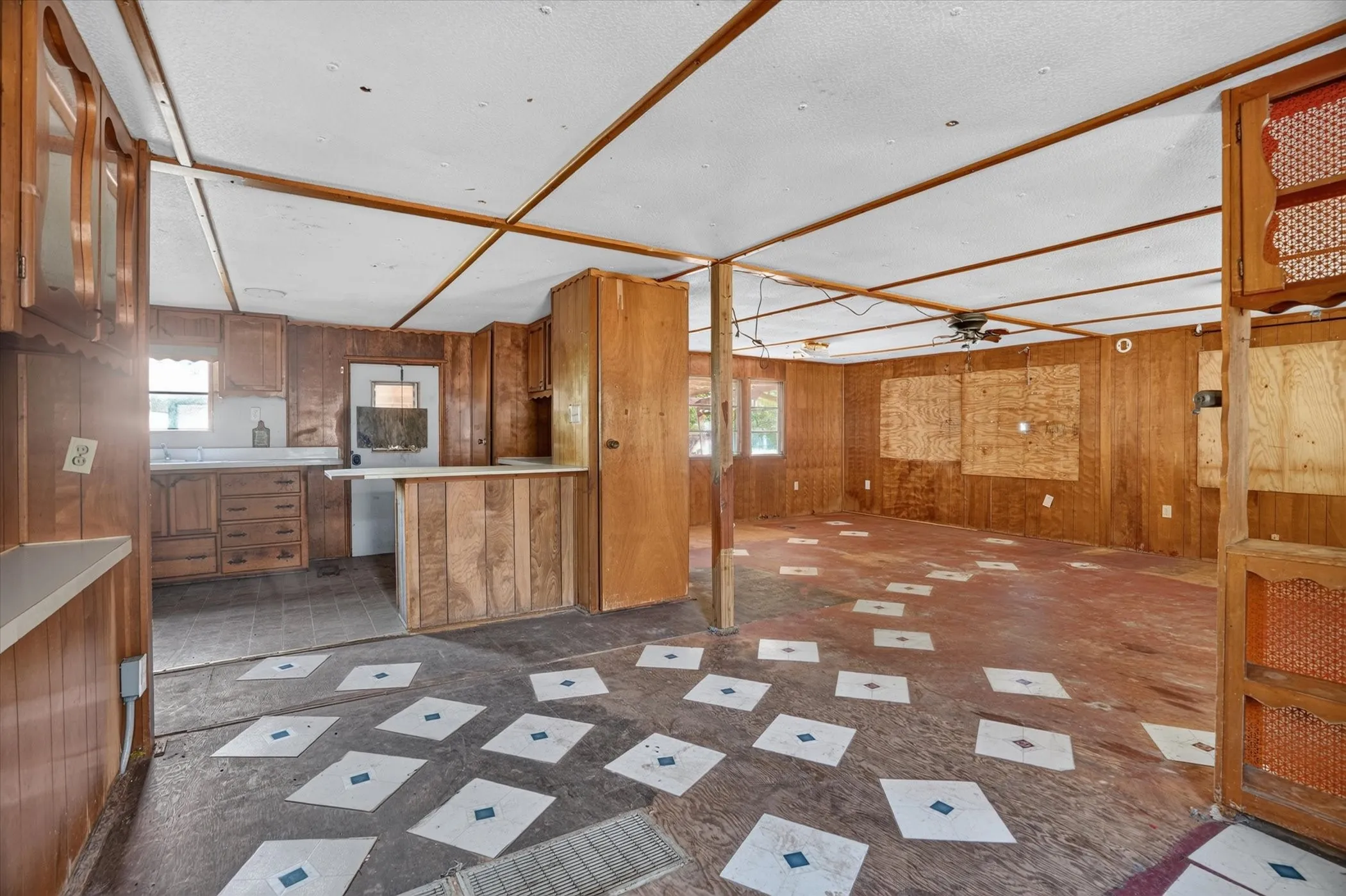 Mobile Home For Sale in Hill County , 161 Arlington Street, Whitney, Texas 76692, 3 Bedroom, 1 Bathroom, Garage spaces, 1,320 Sqft, built in 1968, mls#21380034, Real Estate Agent in Whitney, Homes For Sale in Hill county, Homes For Sale in Whitney, Realtor in Whitney Texas, Real Estate Brokerage Independent Realty Texas, Luminita Cordes Realtor