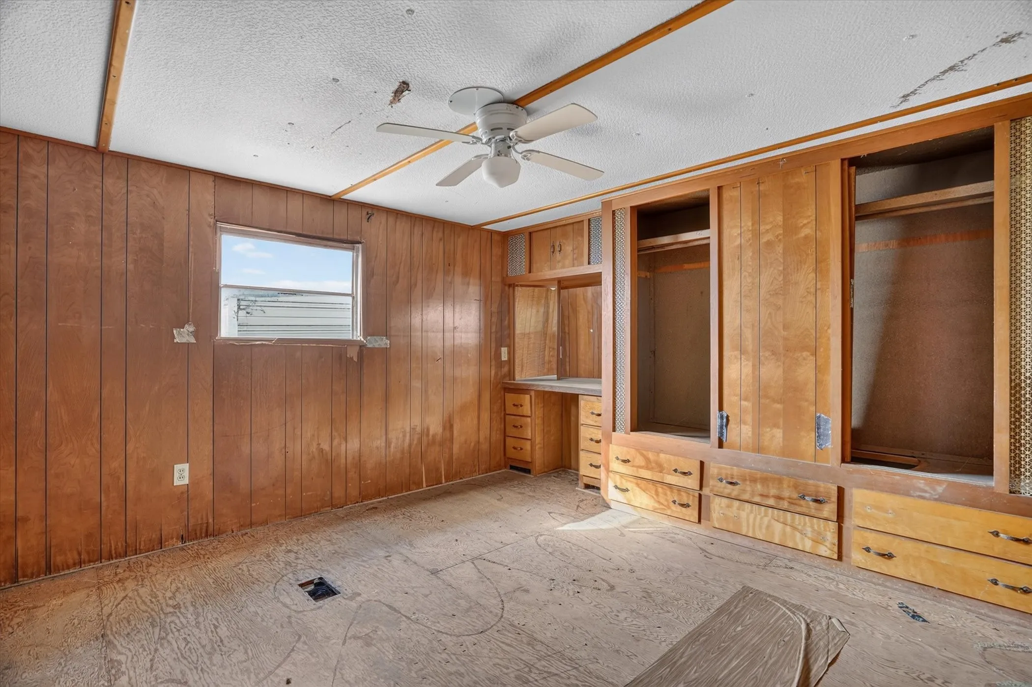 Mobile Home For Sale in Hill County , 161 Arlington Street, Whitney, Texas 76692, 3 Bedroom, 1 Bathroom, Garage spaces, 1,320 Sqft, built in 1968, mls#21380034, Real Estate Agent in Whitney, Homes For Sale in Hill county, Homes For Sale in Whitney, Realtor in Whitney Texas, Real Estate Brokerage Independent Realty Texas, Luminita Cordes Realtor