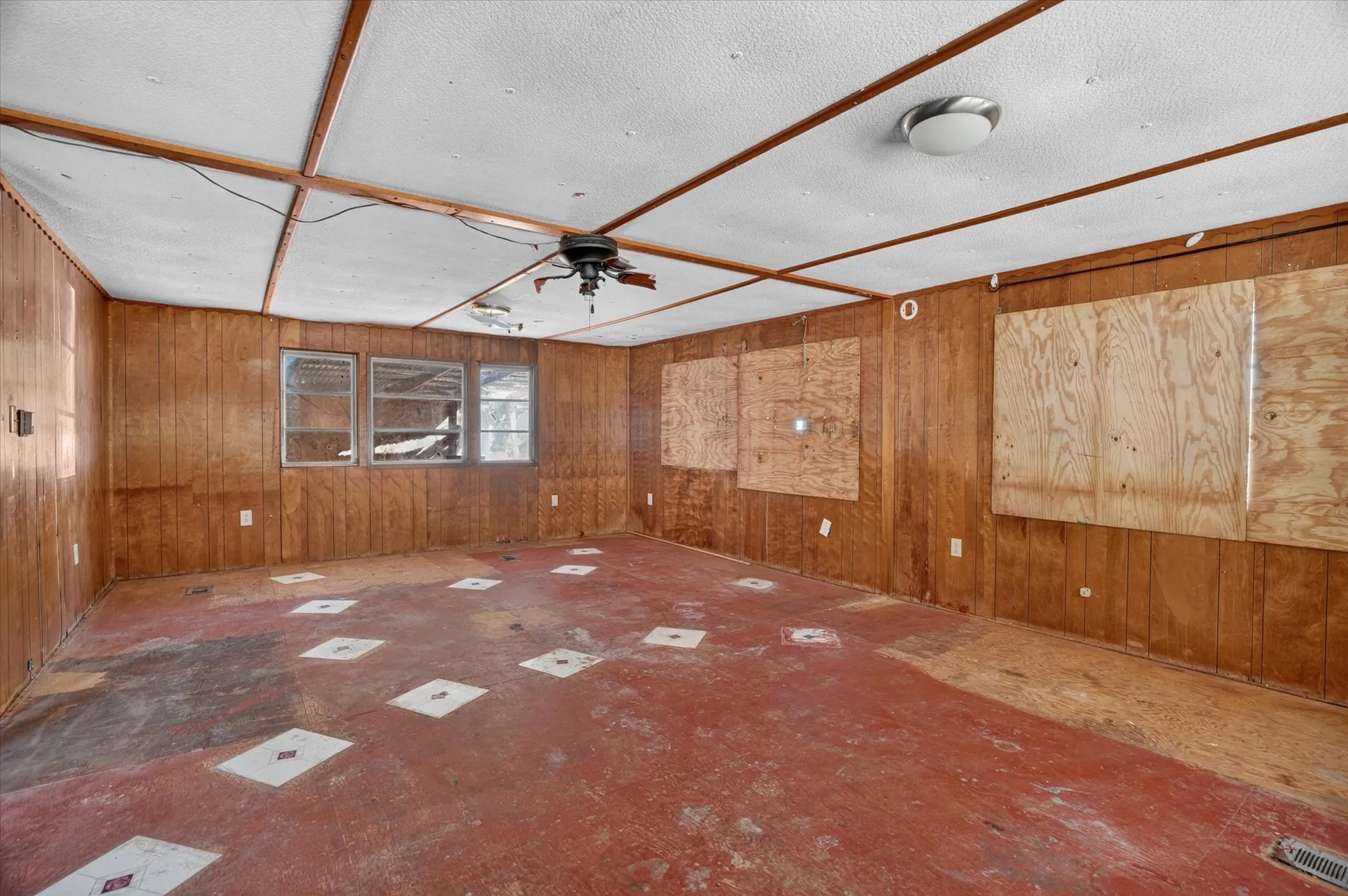 Mobile Home For Sale in Hill County , 161 Arlington Street, Whitney, Texas 76692, 3 Bedroom, 1 Bathroom, Garage spaces, 1,320 Sqft, built in 1968, mls#21380034, Real Estate Agent in Whitney, Homes For Sale in Hill county, Homes For Sale in Whitney, Realtor in Whitney Texas, Real Estate Brokerage Independent Realty Texas, Luminita Cordes Realtor