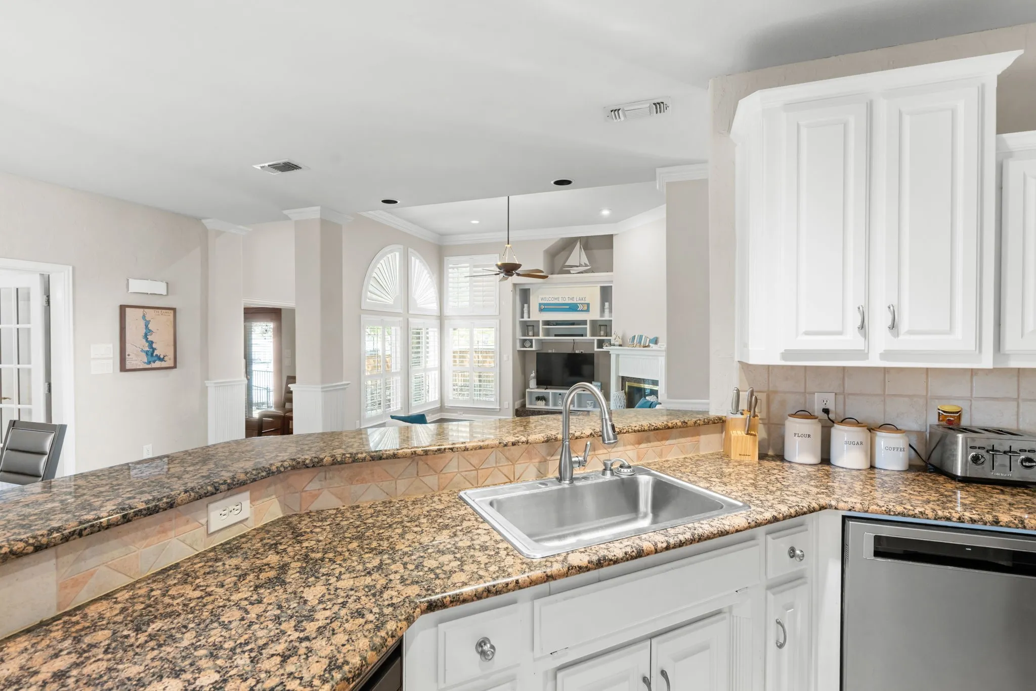 Single Family Residence For Rent in Tarrant County , 8517 Woodlake Circle, Fort Worth, Texas 76179, 4 Bedroom, 3 Bathroom, 3 Garage spaces, 3,404 Sqft, built in 1997, mls#21380276, Real Estate Agent in Fort Worth, Homes For Rent in Tarrant county, Homes For Rent in Fort Worth, Realtor in Fort Worth Texas, Real Estate Brokerage Independent Realty Texas, Luminita Cordes Realtor