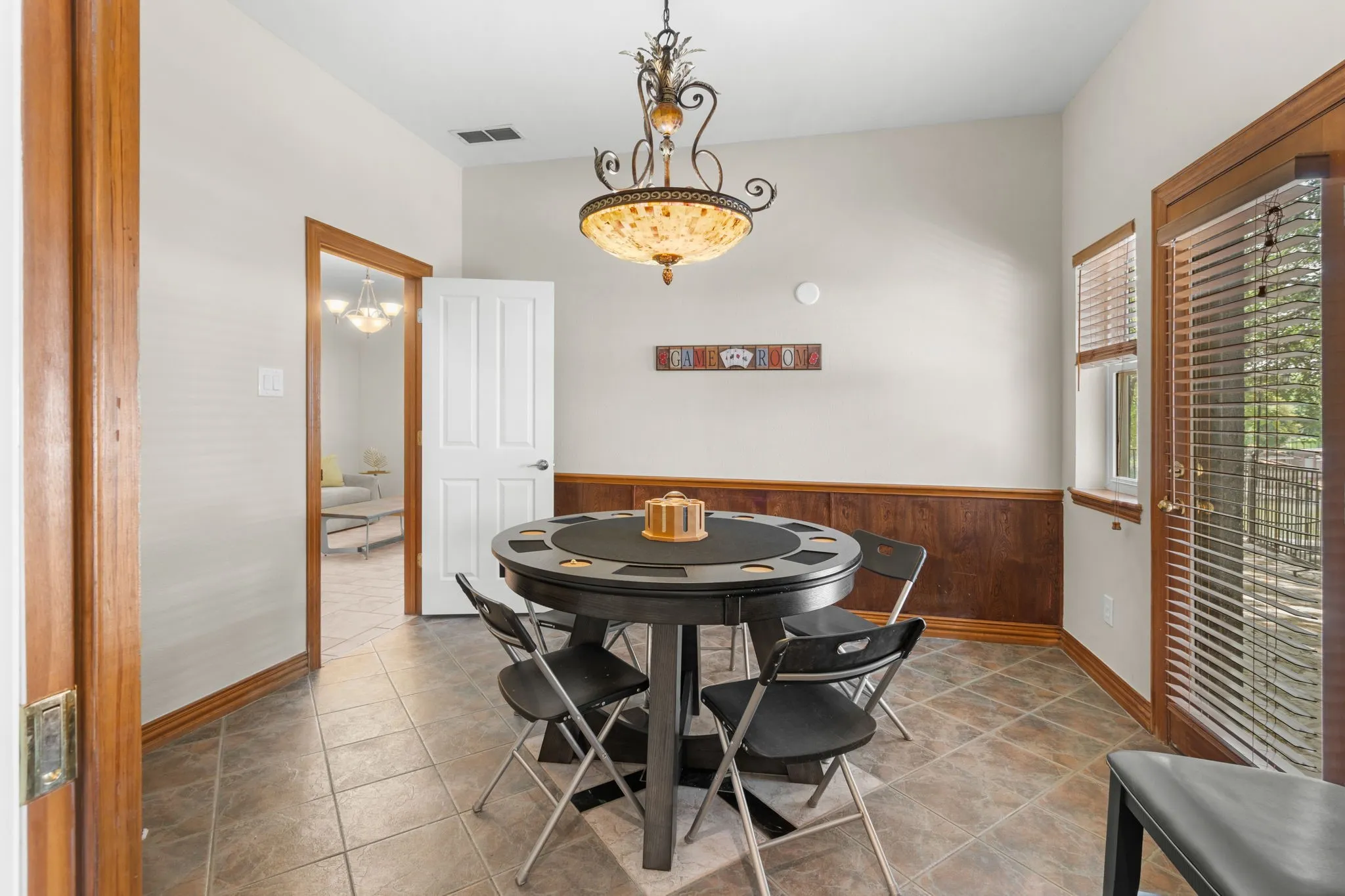 Single Family Residence For Rent in Tarrant County , 8517 Woodlake Circle, Fort Worth, Texas 76179, 4 Bedroom, 3 Bathroom, 3 Garage spaces, 3,404 Sqft, built in 1997, mls#21380276, Real Estate Agent in Fort Worth, Homes For Rent in Tarrant county, Homes For Rent in Fort Worth, Realtor in Fort Worth Texas, Real Estate Brokerage Independent Realty Texas, Luminita Cordes Realtor