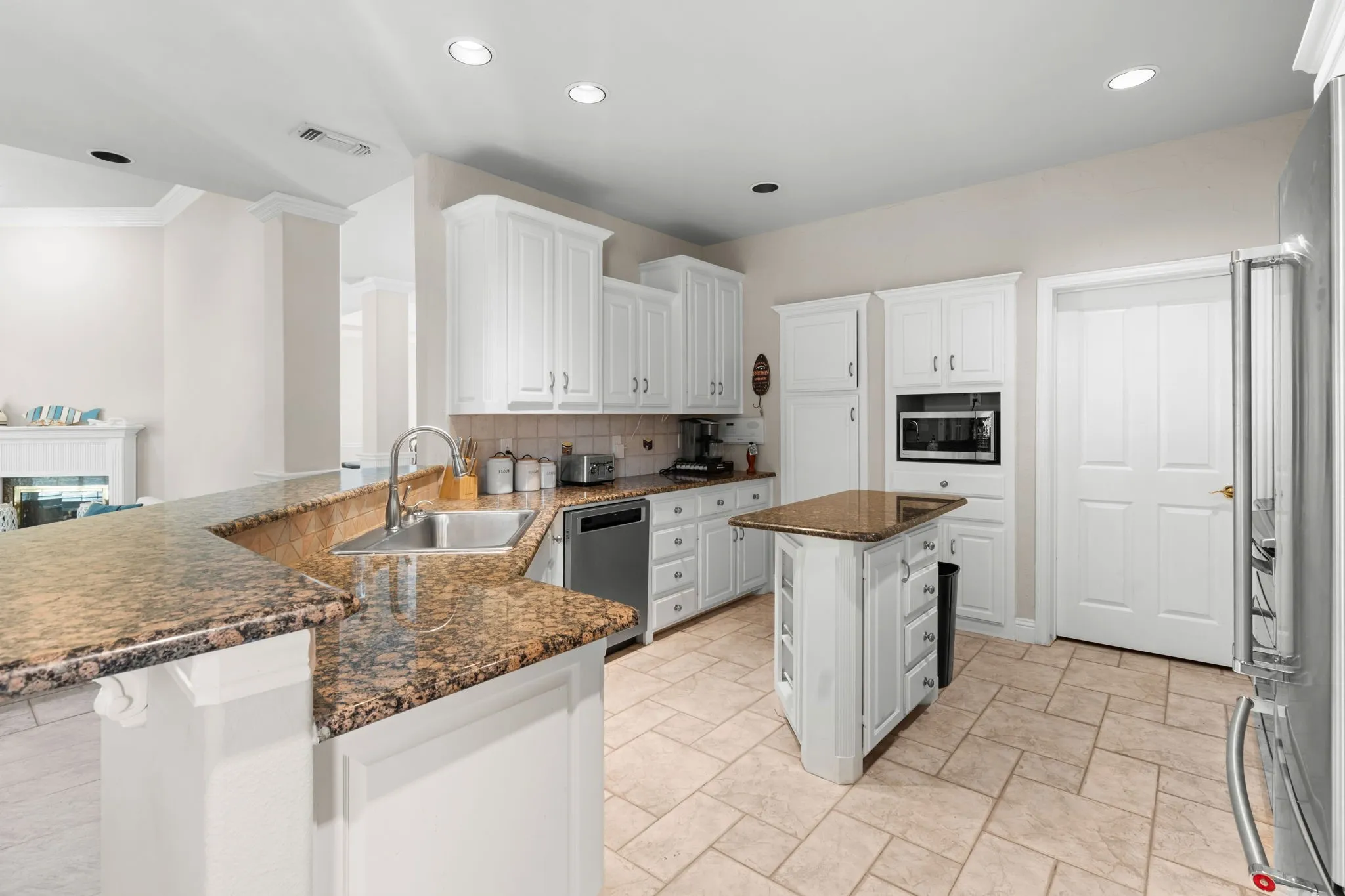 Single Family Residence For Rent in Tarrant County , 8517 Woodlake Circle, Fort Worth, Texas 76179, 4 Bedroom, 3 Bathroom, 3 Garage spaces, 3,404 Sqft, built in 1997, mls#21380276, Real Estate Agent in Fort Worth, Homes For Rent in Tarrant county, Homes For Rent in Fort Worth, Realtor in Fort Worth Texas, Real Estate Brokerage Independent Realty Texas, Luminita Cordes Realtor