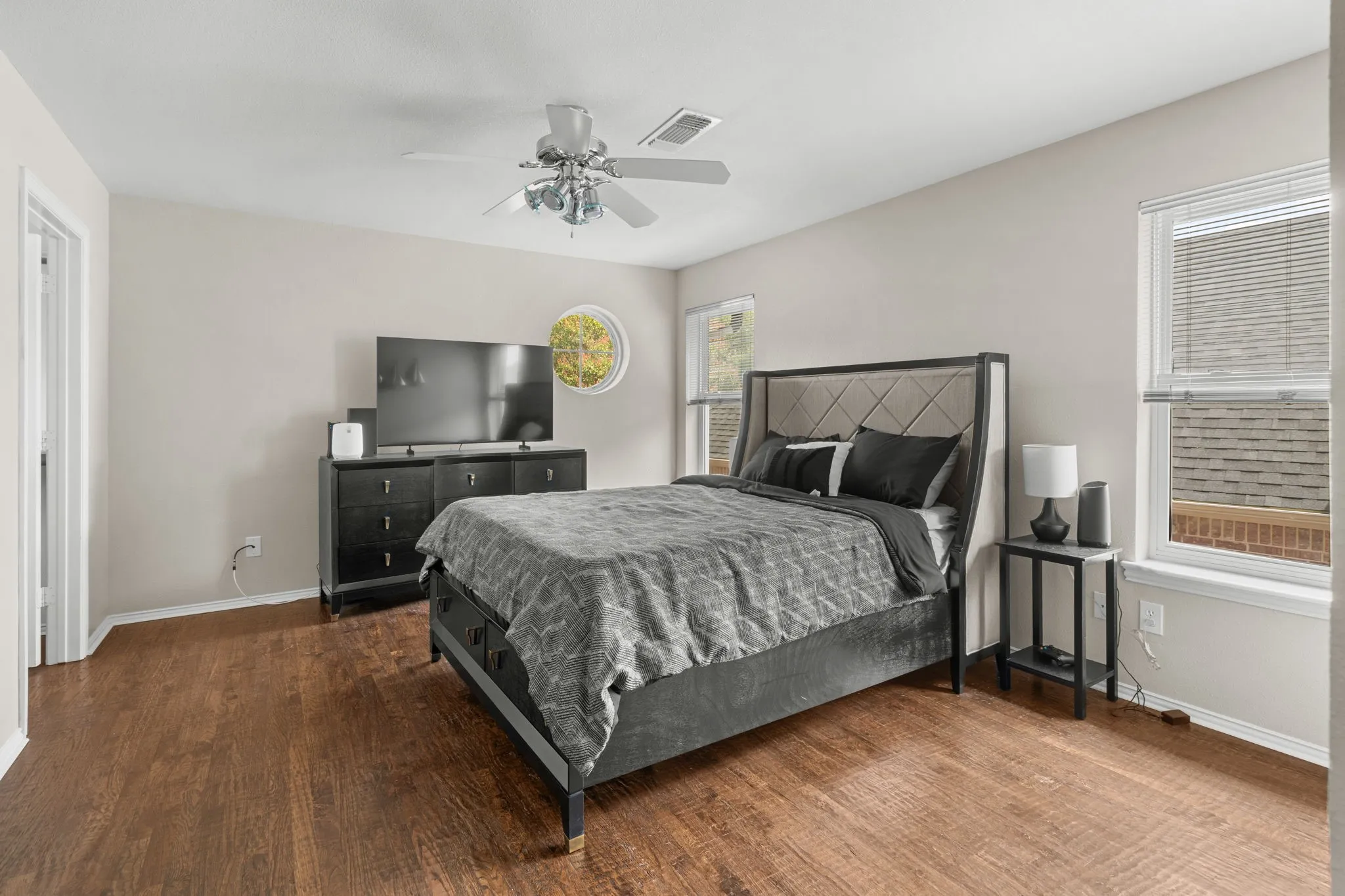 Single Family Residence For Rent in Tarrant County , 8517 Woodlake Circle, Fort Worth, Texas 76179, 4 Bedroom, 3 Bathroom, 3 Garage spaces, 3,404 Sqft, built in 1997, mls#21380276, Real Estate Agent in Fort Worth, Homes For Rent in Tarrant county, Homes For Rent in Fort Worth, Realtor in Fort Worth Texas, Real Estate Brokerage Independent Realty Texas, Luminita Cordes Realtor