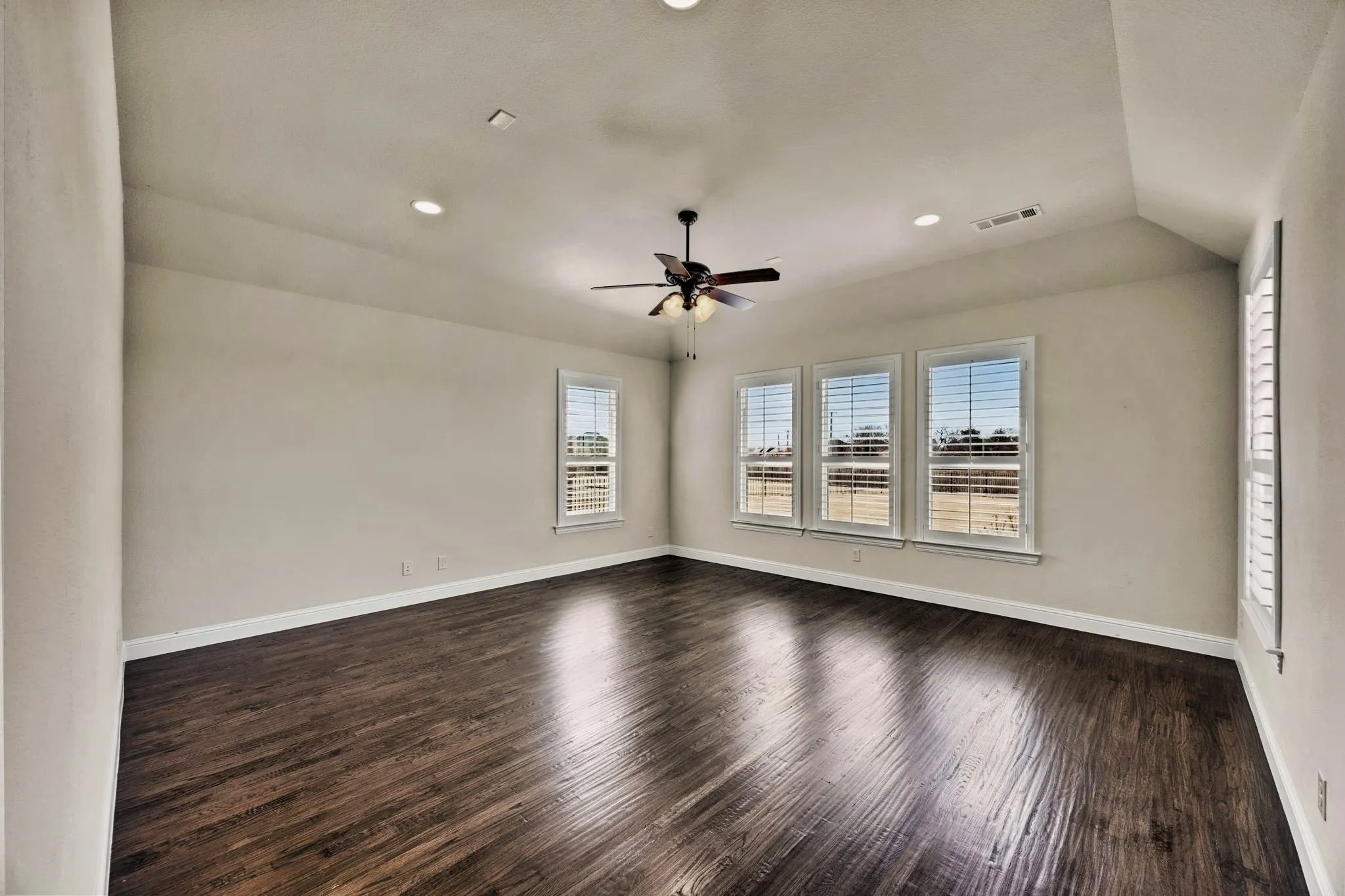 Single Family Residence For Sale in Rockwall County , 800 Yasmin Court, Heath, Texas 75126, 4 Bedroom, 4 Bathroom, 4 Garage spaces, 3,656 Sqft, built in 2015, mls#21380308, Real Estate Agent in Heath, Homes For Sale in Rockwall county, Homes For Sale in Heath, Realtor in Heath Texas, Real Estate Brokerage Independent Realty Texas, Luminita Cordes Realtor