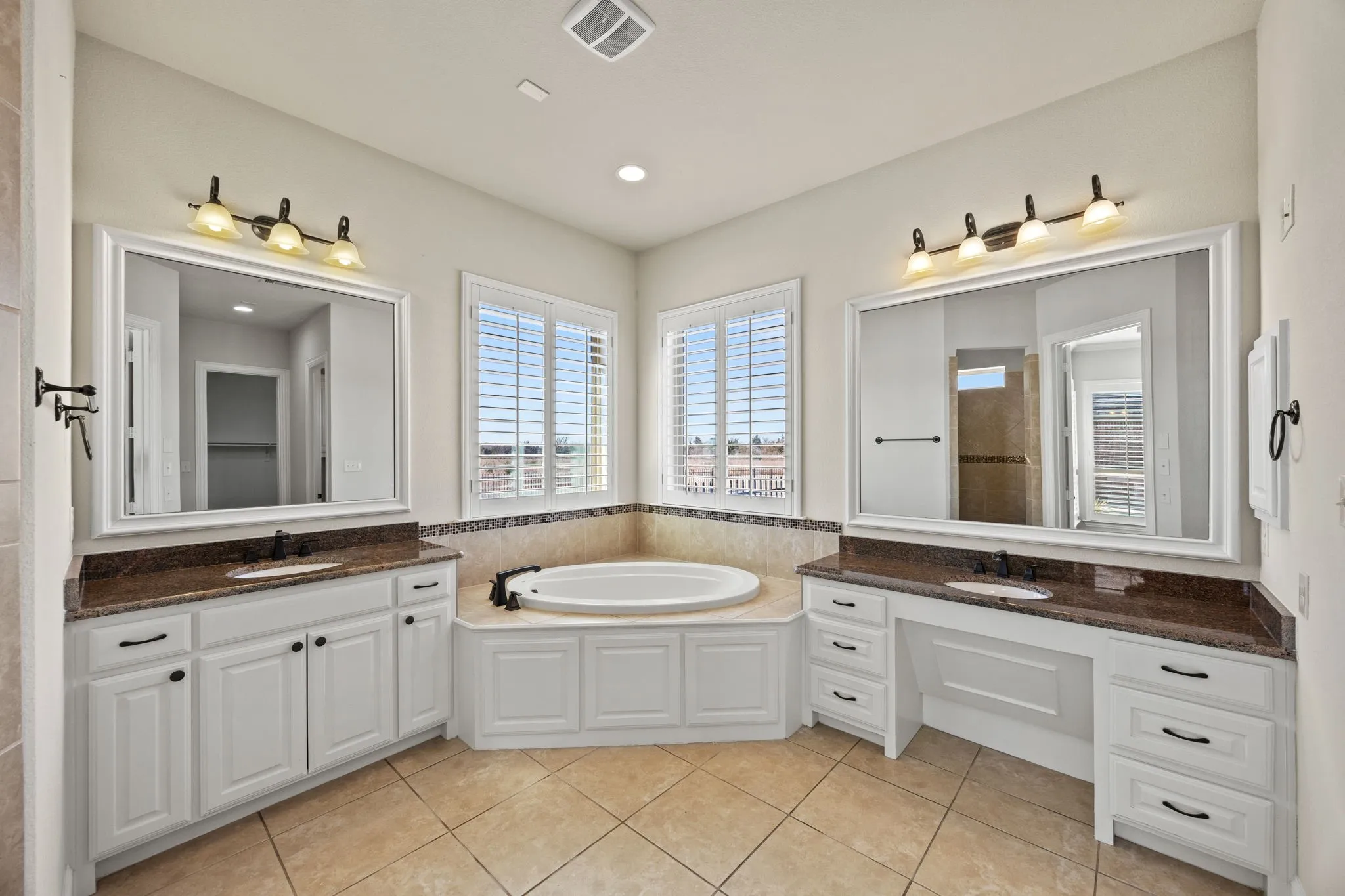 Single Family Residence For Sale in Rockwall County , 800 Yasmin Court, Heath, Texas 75126, 4 Bedroom, 4 Bathroom, 4 Garage spaces, 3,656 Sqft, built in 2015, mls#21380308, Real Estate Agent in Heath, Homes For Sale in Rockwall county, Homes For Sale in Heath, Realtor in Heath Texas, Real Estate Brokerage Independent Realty Texas, Luminita Cordes Realtor