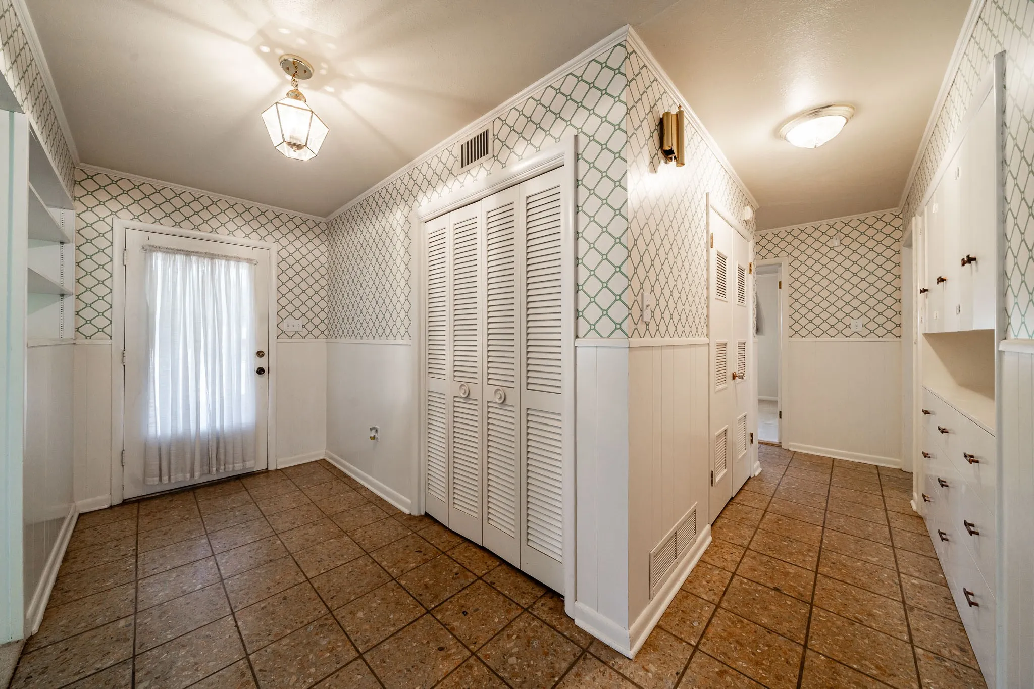Single Family Residence For Sale in Fisher County , 110 E MCARTHUR, Rotan, Texas 79546, 3 Bedroom, 2 Bathroom, 2 Garage spaces, 3,169 Sqft, built in 1962, mls#21380300, Real Estate Agent in Rotan, Homes For Sale in Fisher county, Homes For Sale in Rotan, Realtor in Rotan Texas, Real Estate Brokerage Independent Realty Texas, Luminita Cordes Realtor