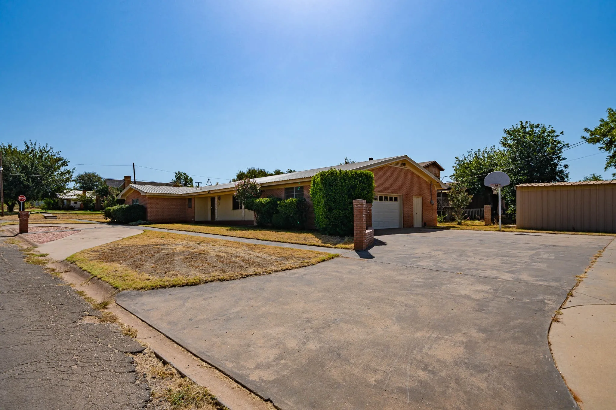 Single Family Residence For Sale in Fisher County , 110 E MCARTHUR, Rotan, Texas 79546, 3 Bedroom, 2 Bathroom, 2 Garage spaces, 3,169 Sqft, built in 1962, mls#21380300, Real Estate Agent in Rotan, Homes For Sale in Fisher county, Homes For Sale in Rotan, Realtor in Rotan Texas, Real Estate Brokerage Independent Realty Texas, Luminita Cordes Realtor