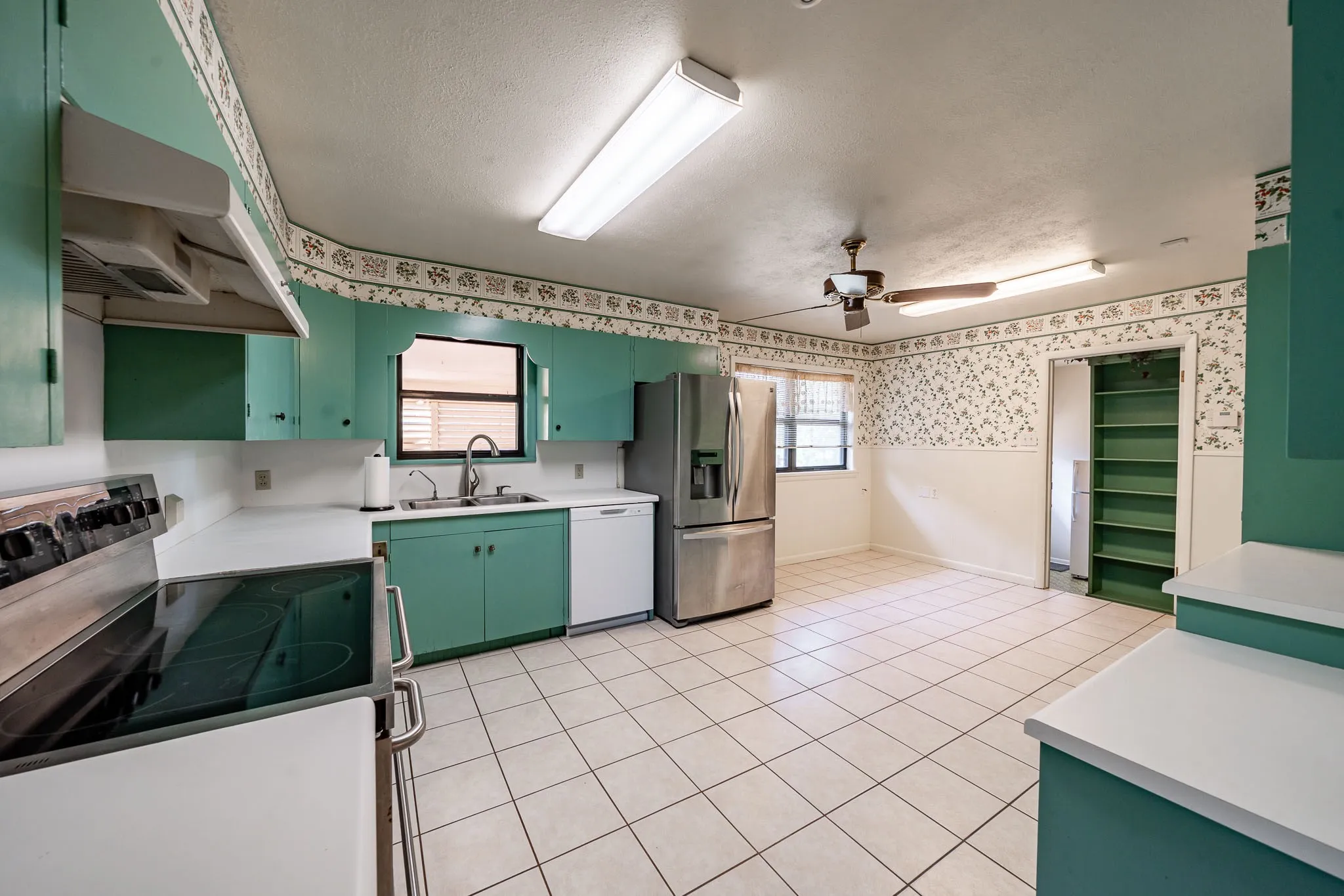 Single Family Residence For Sale in Fisher County , 110 E MCARTHUR, Rotan, Texas 79546, 3 Bedroom, 2 Bathroom, 2 Garage spaces, 3,169 Sqft, built in 1962, mls#21380300, Real Estate Agent in Rotan, Homes For Sale in Fisher county, Homes For Sale in Rotan, Realtor in Rotan Texas, Real Estate Brokerage Independent Realty Texas, Luminita Cordes Realtor