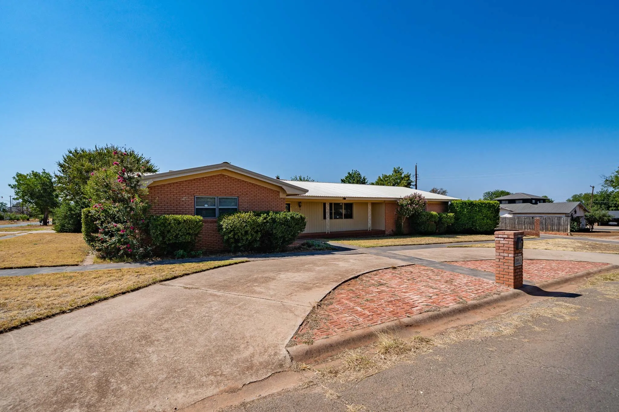Single Family Residence For Sale in Fisher County , 110 E MCARTHUR, Rotan, Texas 79546, 3 Bedroom, 2 Bathroom, 2 Garage spaces, 3,169 Sqft, built in 1962, mls#21380300, Real Estate Agent in Rotan, Homes For Sale in Fisher county, Homes For Sale in Rotan, Realtor in Rotan Texas, Real Estate Brokerage Independent Realty Texas, Luminita Cordes Realtor