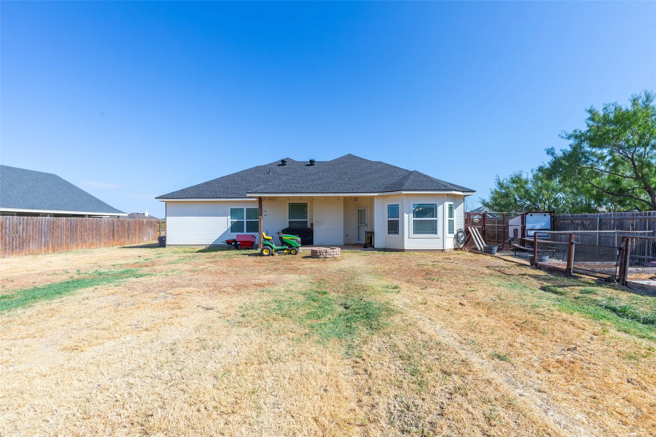 Single Family Residence For Sale in Taylor County , 253 Hog Eye Road, Abilene, Texas 79602, 3 Bedroom, 2 Bathroom, 2 Garage spaces, 1,828 Sqft, built in 2017, mls#21378886, Real Estate Agent in Abilene, Homes For Sale in Taylor county, Homes For Sale in Abilene, Realtor in Abilene Texas, Real Estate Brokerage Independent Realty Texas, Luminita Cordes Realtor