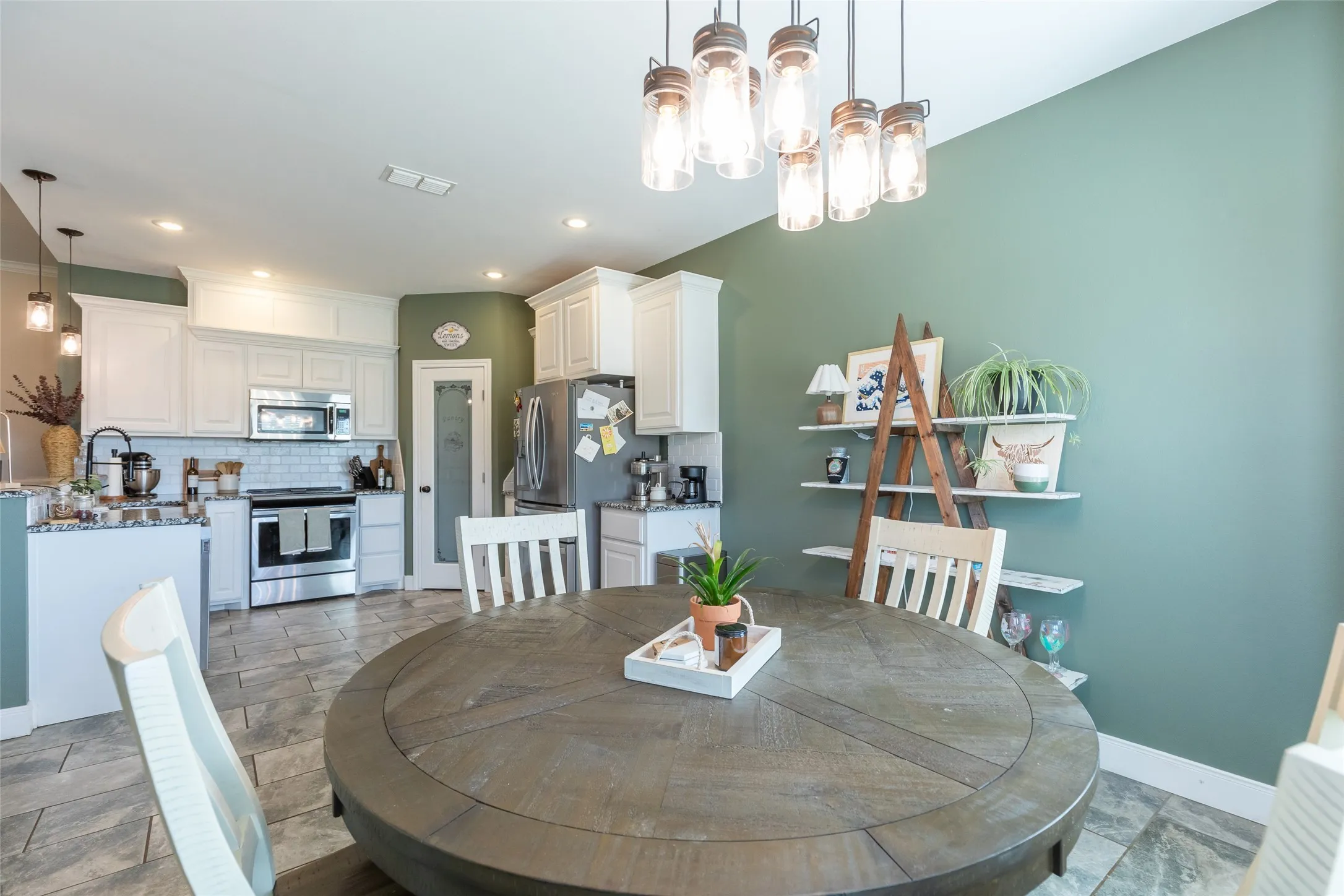 Single Family Residence For Sale in Taylor County , 253 Hog Eye Road, Abilene, Texas 79602, 3 Bedroom, 2 Bathroom, 2 Garage spaces, 1,828 Sqft, built in 2017, mls#21378886, Real Estate Agent in Abilene, Homes For Sale in Taylor county, Homes For Sale in Abilene, Realtor in Abilene Texas, Real Estate Brokerage Independent Realty Texas, Luminita Cordes Realtor