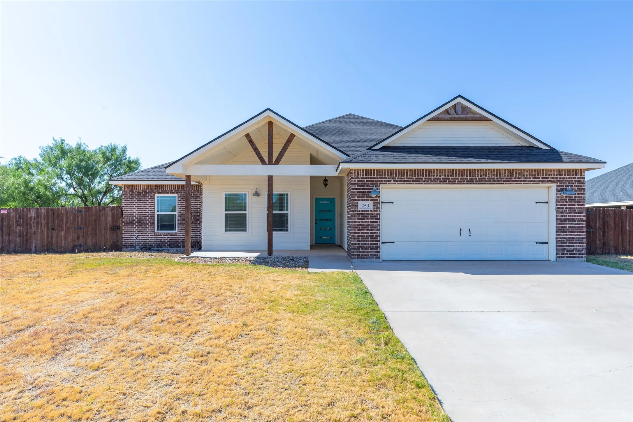 Single Family Residence For Sale in Taylor County , 253 Hog Eye Road, Abilene, Texas 79602, 3 Bedroom, 2 Bathroom, 2 Garage spaces, 1,828 Sqft, built in 2017, mls#21378886, Real Estate Agent in Abilene, Homes For Sale in Taylor county, Homes For Sale in Abilene, Realtor in Abilene Texas, Real Estate Brokerage Independent Realty Texas, Luminita Cordes Realtor