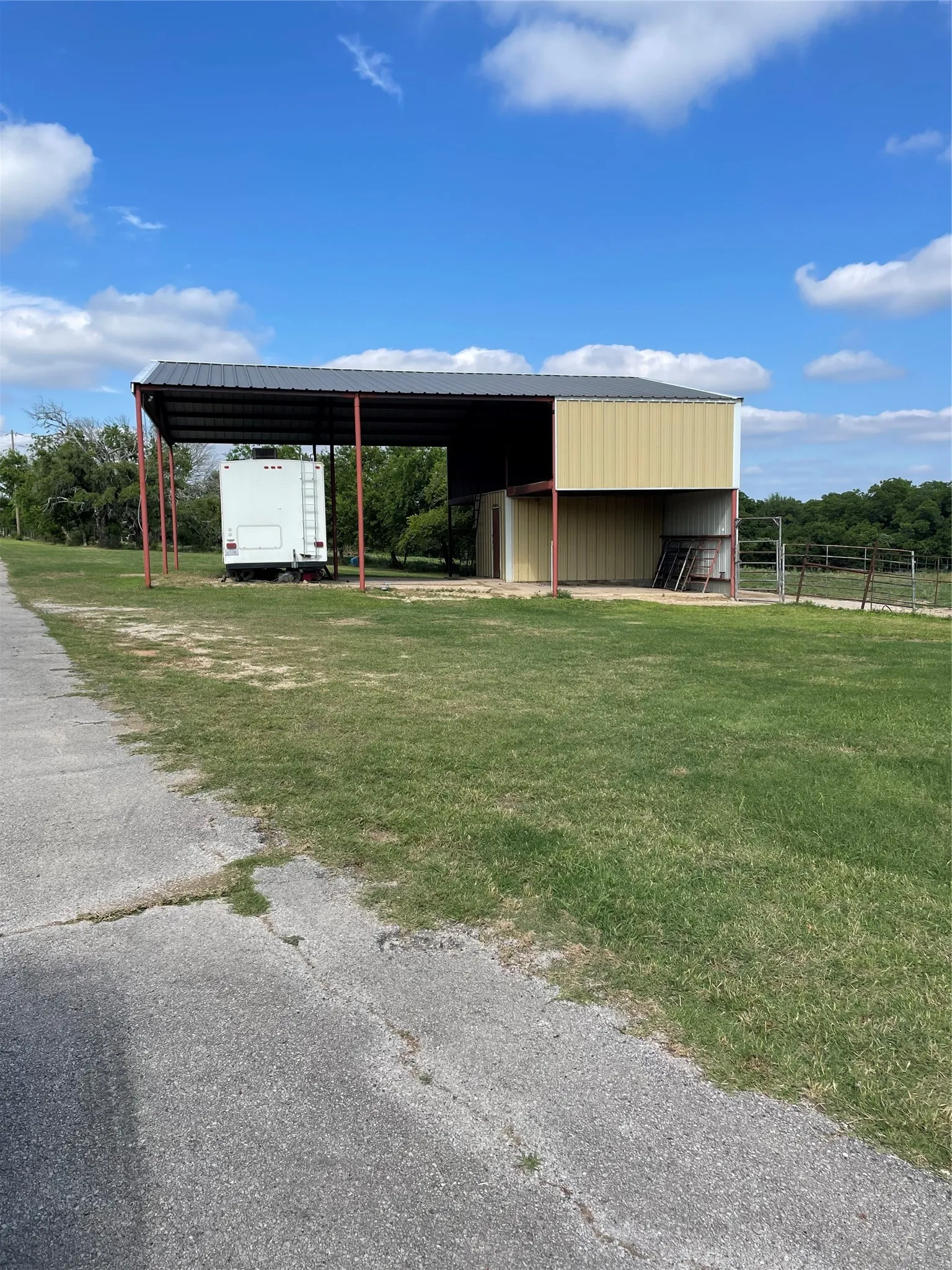 Single Family Residence For Rent in Parker County , 300 Rt Lane, Weatherford, Texas 76085, 3 Bedroom, 2 Bathroom, Garage spaces, 1,701 Sqft, built in 1969, mls#21380313, Real Estate Agent in Weatherford, Homes For Rent in Parker county, Homes For Rent in Weatherford, Realtor in Weatherford Texas, Real Estate Brokerage Independent Realty Texas, Luminita Cordes Realtor