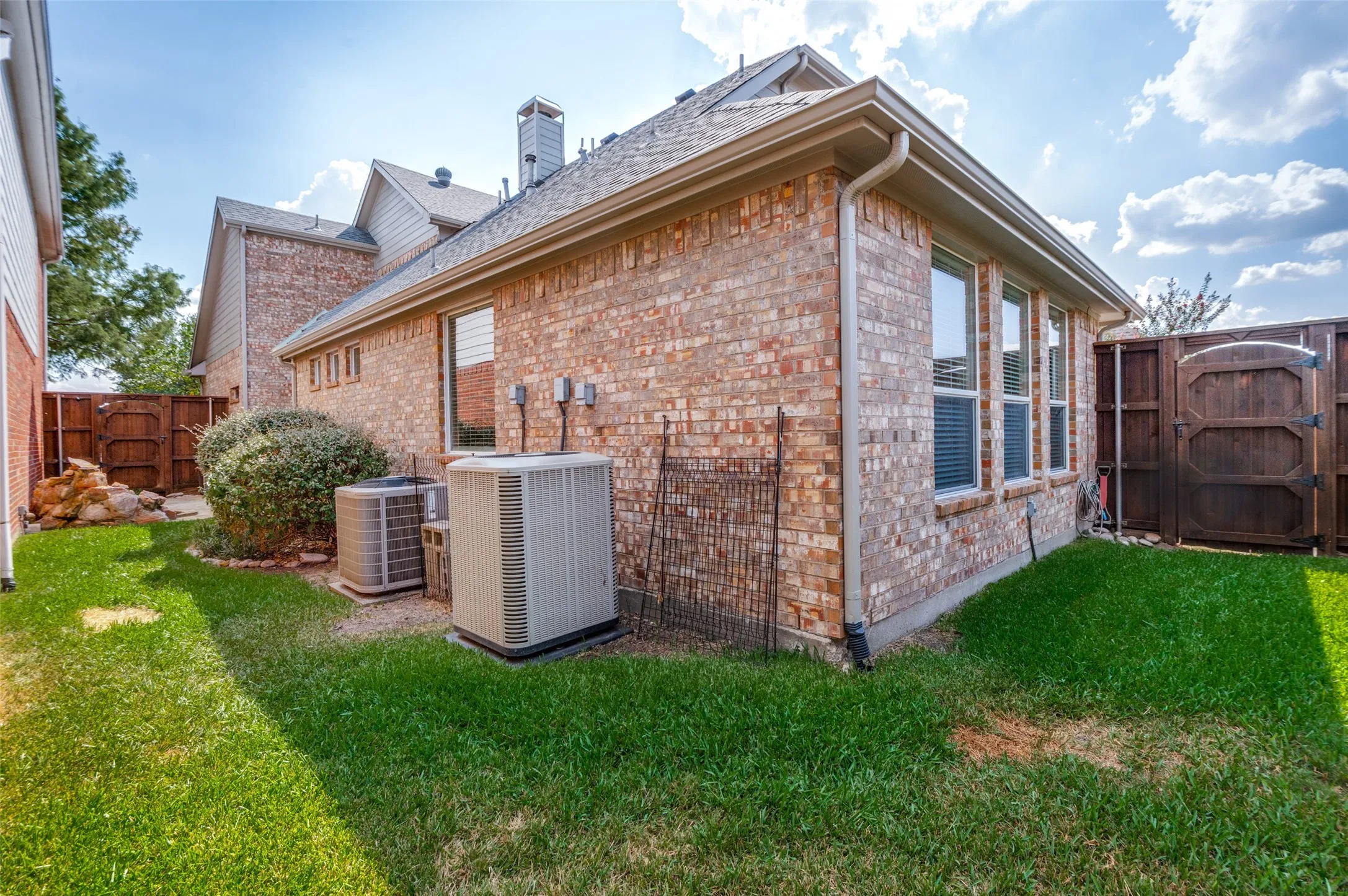 Single Family Residence For Sale in Denton County , 3942 Navarro Way, Frisco, Texas 75034, 3 Bedroom, 3 Bathroom, 2 Garage spaces, 2,401 Sqft, built in 2000, mls#21374035, Real Estate Agent in Frisco, Homes For Sale in Denton county, Homes For Sale in Frisco, Realtor in Frisco Texas, Real Estate Brokerage Independent Realty Texas, Luminita Cordes Realtor
