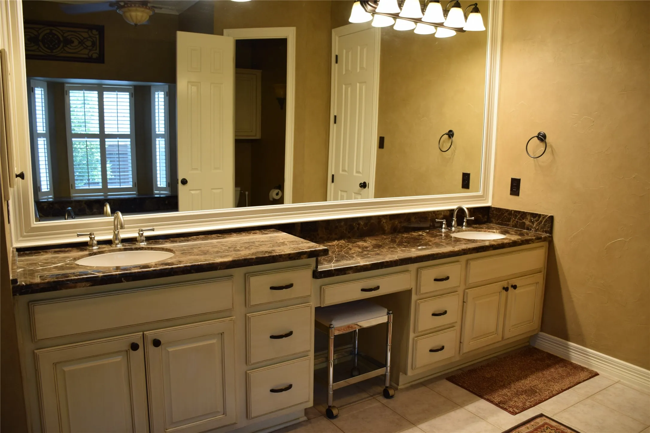 Single Family Residence For Sale in Tarrant County , 1804 Mesquite Court, Southlake, Texas 76092, 5 Bedroom, 4 Bathroom, 3 Garage spaces, 5,929 Sqft, built in 1998, mls#21379631, Real Estate Agent in Southlake, Homes For Sale in Tarrant county, Homes For Sale in Southlake, Realtor in Southlake Texas, Real Estate Brokerage Independent Realty Texas, Luminita Cordes Realtor