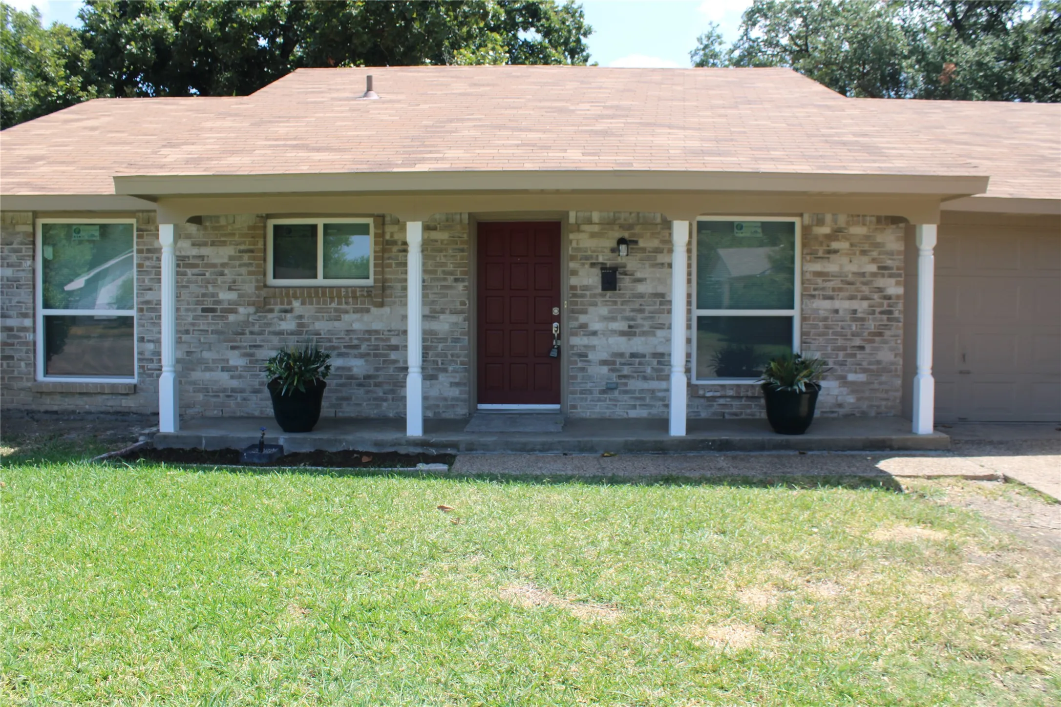 Single Family Residence For Sale in Dallas County , 918 Heritage Circle, Garland, Texas 75043, 3 Bedroom, 2 Bathroom, 2 Garage spaces, 1,230 Sqft, built in 1969, mls#21380314, Real Estate Agent in Garland, Homes For Sale in Dallas county, Homes For Sale in Garland, Realtor in Garland Texas, Real Estate Brokerage Independent Realty Texas, Luminita Cordes Realtor