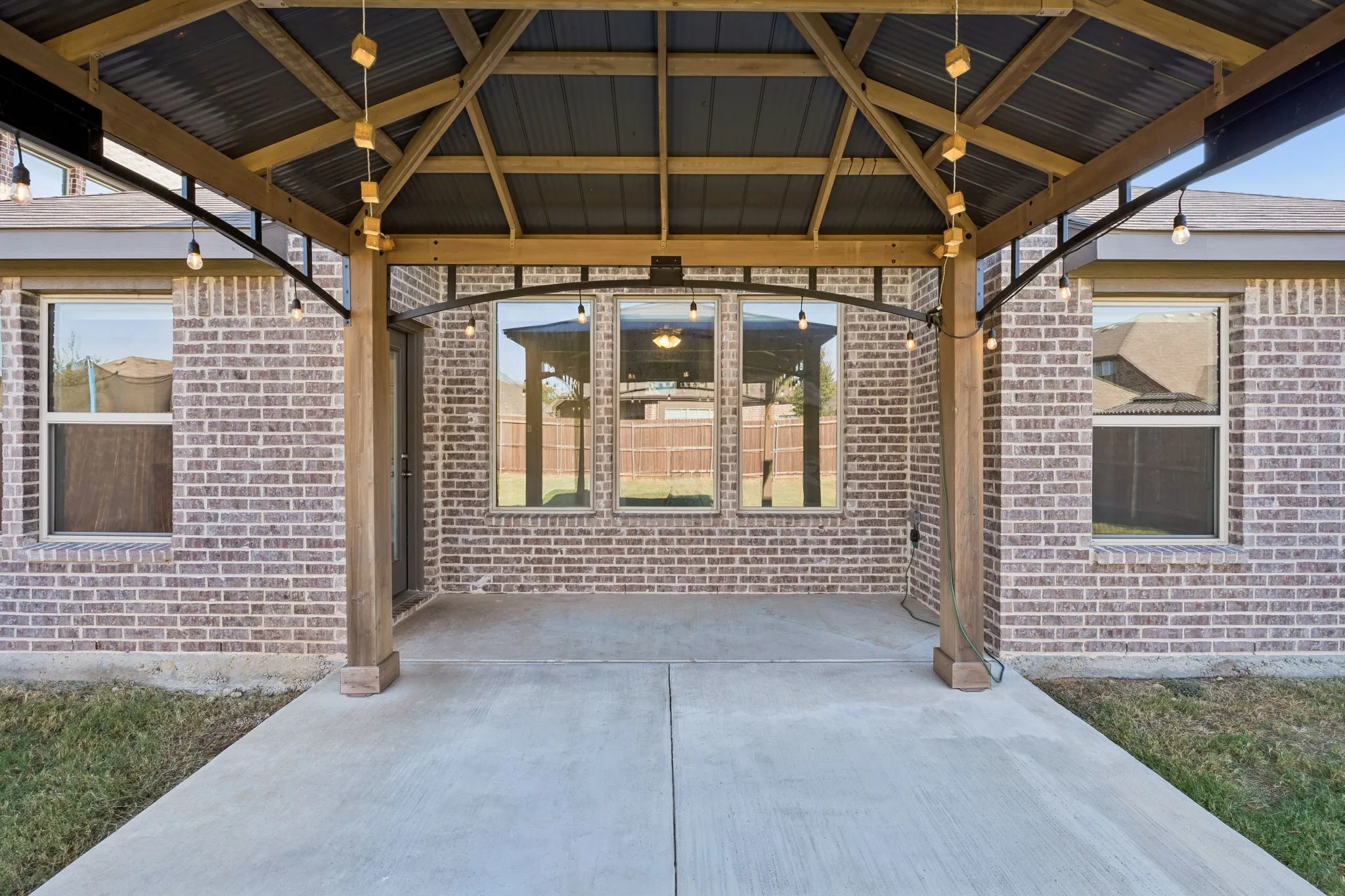 Single Family Residence For Sale in Tarrant County , 9916 Ginkgo Lane, Fort Worth, Texas 76036, 3 Bedroom, 2 Bathroom, 2 Garage spaces, 1,524 Sqft, built in 2022, mls#21380031, Real Estate Agent in Fort Worth, Homes For Sale in Tarrant county, Homes For Sale in Fort Worth, Realtor in Fort Worth Texas, Real Estate Brokerage Independent Realty Texas, Luminita Cordes Realtor