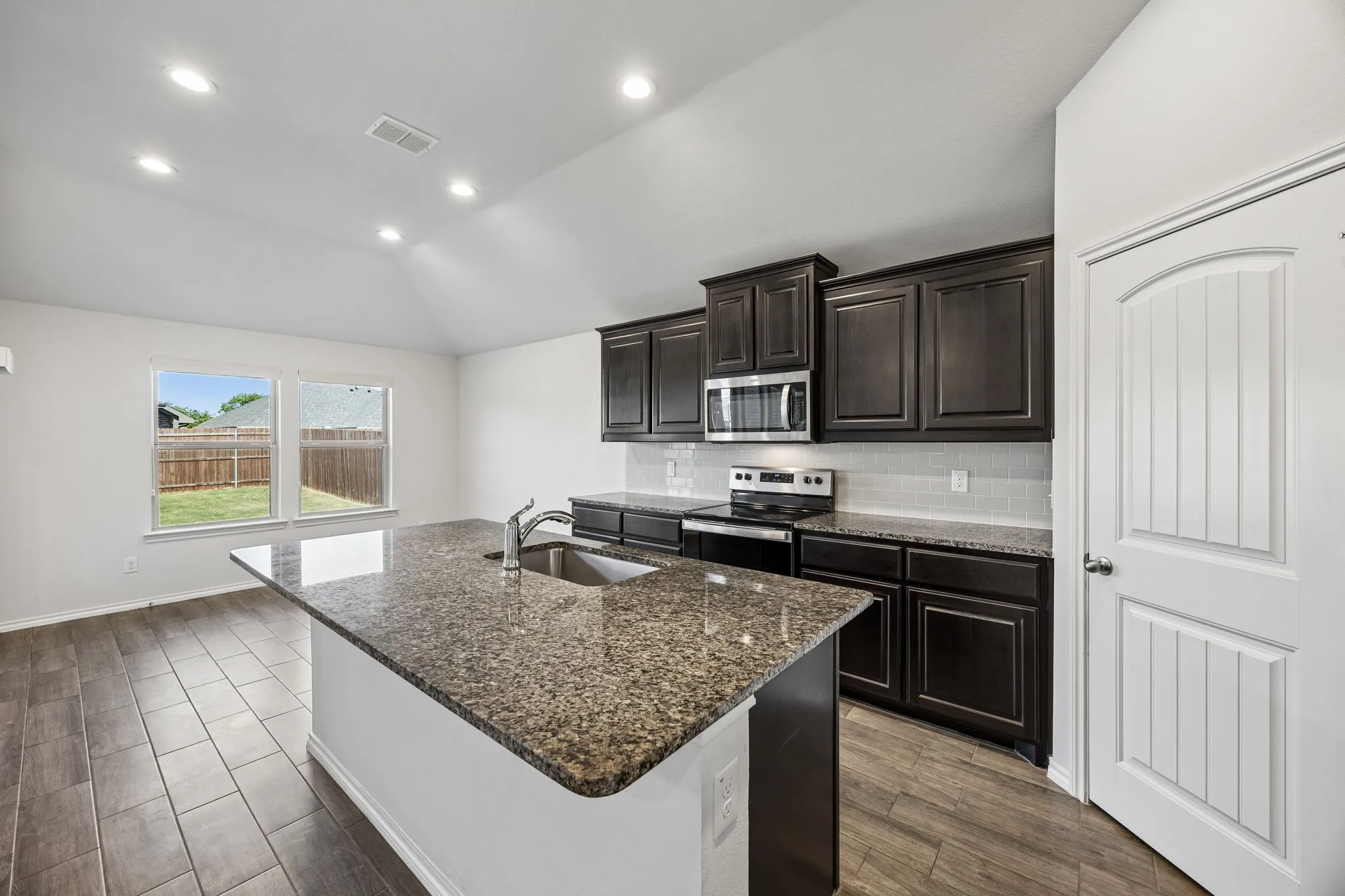 Single Family Residence For Sale in Tarrant County , 9916 Ginkgo Lane, Fort Worth, Texas 76036, 3 Bedroom, 2 Bathroom, 2 Garage spaces, 1,524 Sqft, built in 2022, mls#21380031, Real Estate Agent in Fort Worth, Homes For Sale in Tarrant county, Homes For Sale in Fort Worth, Realtor in Fort Worth Texas, Real Estate Brokerage Independent Realty Texas, Luminita Cordes Realtor